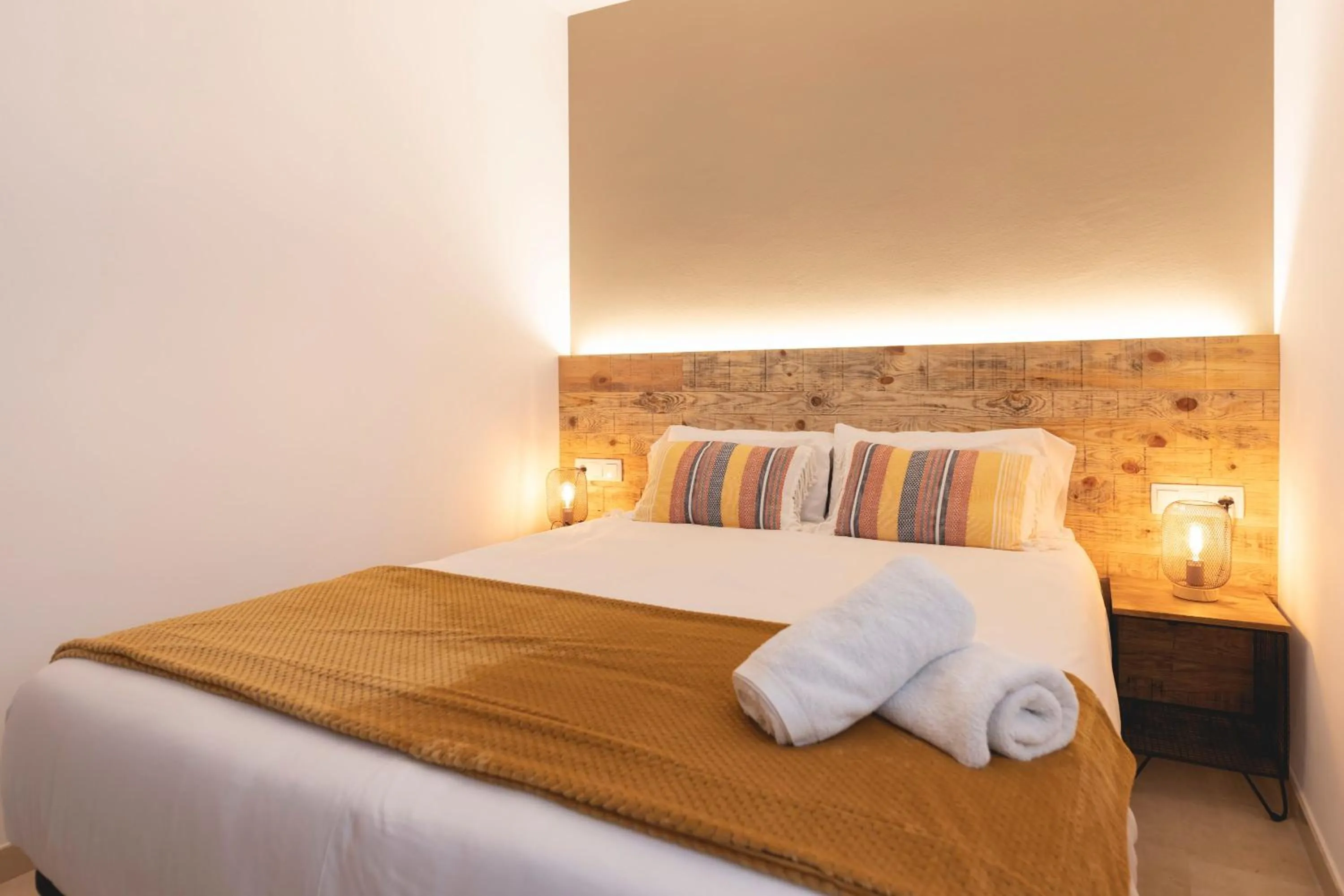 Bed in Bravissimo Plaça de la Independència, Morning Sun