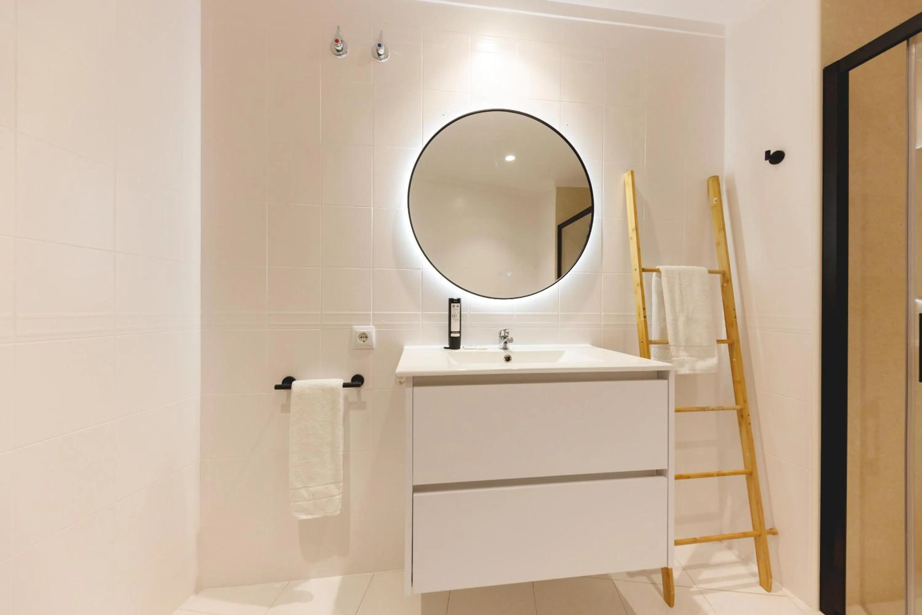 Shower in Bravissimo Plaça de la Independència, Morning Sun