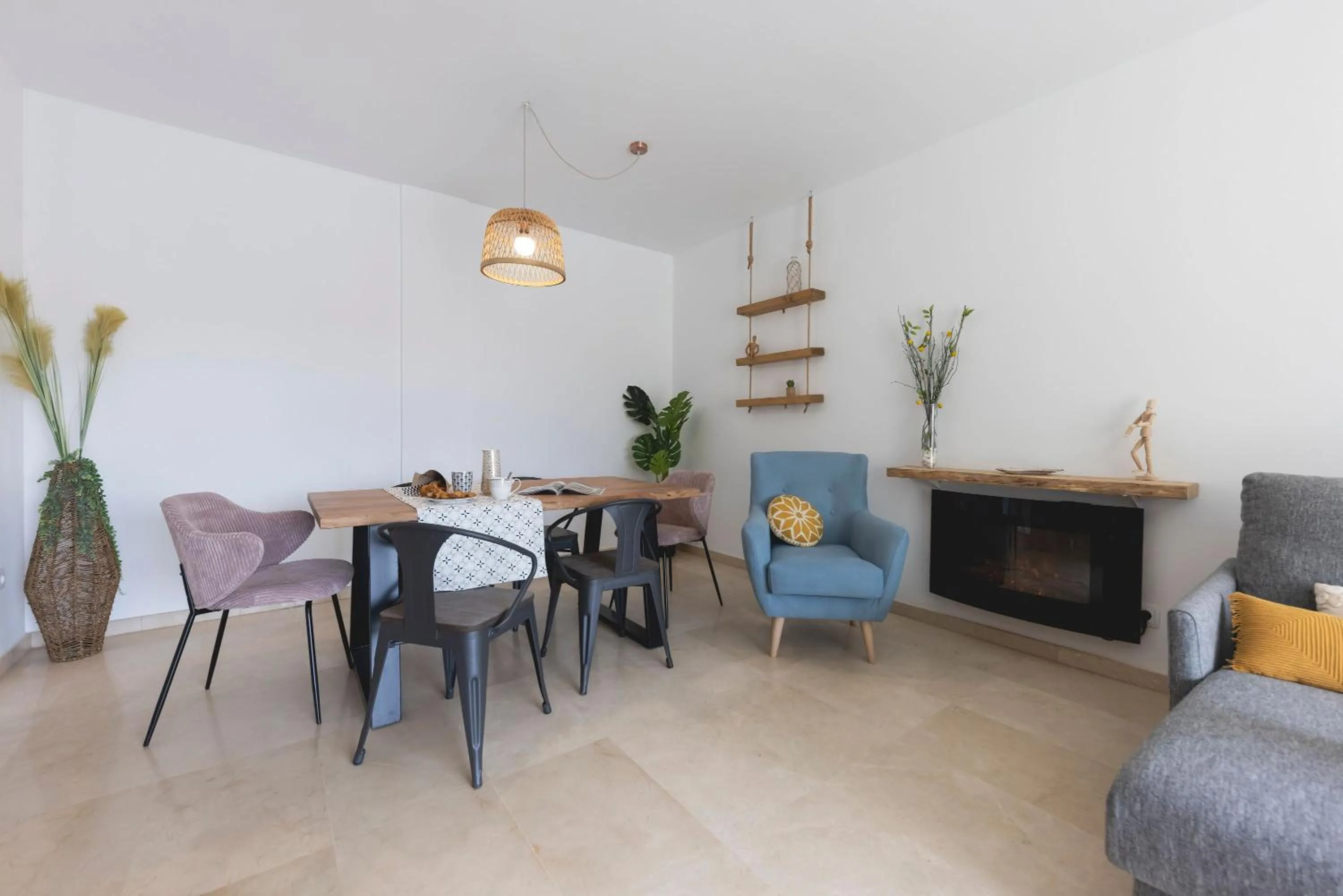 Living room in Bravissimo Plaça de la Independència, Morning Sun