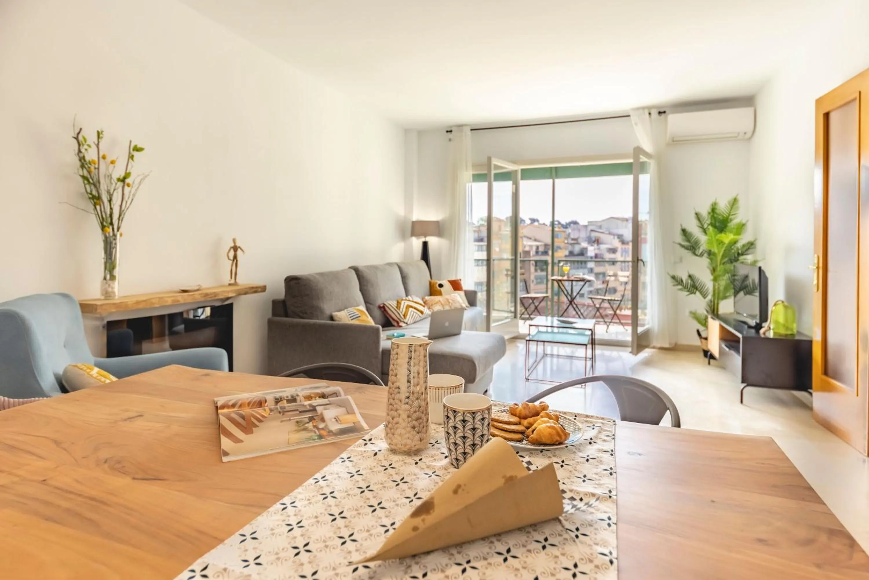 Dining area in Bravissimo Plaça de la Independència, Morning Sun