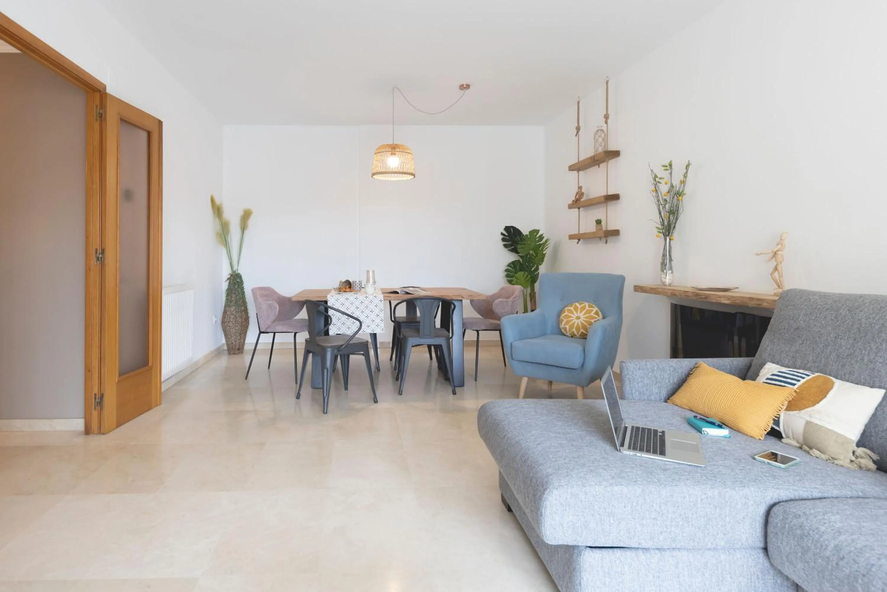Living room in Bravissimo Plaça de la Independència, Morning Sun