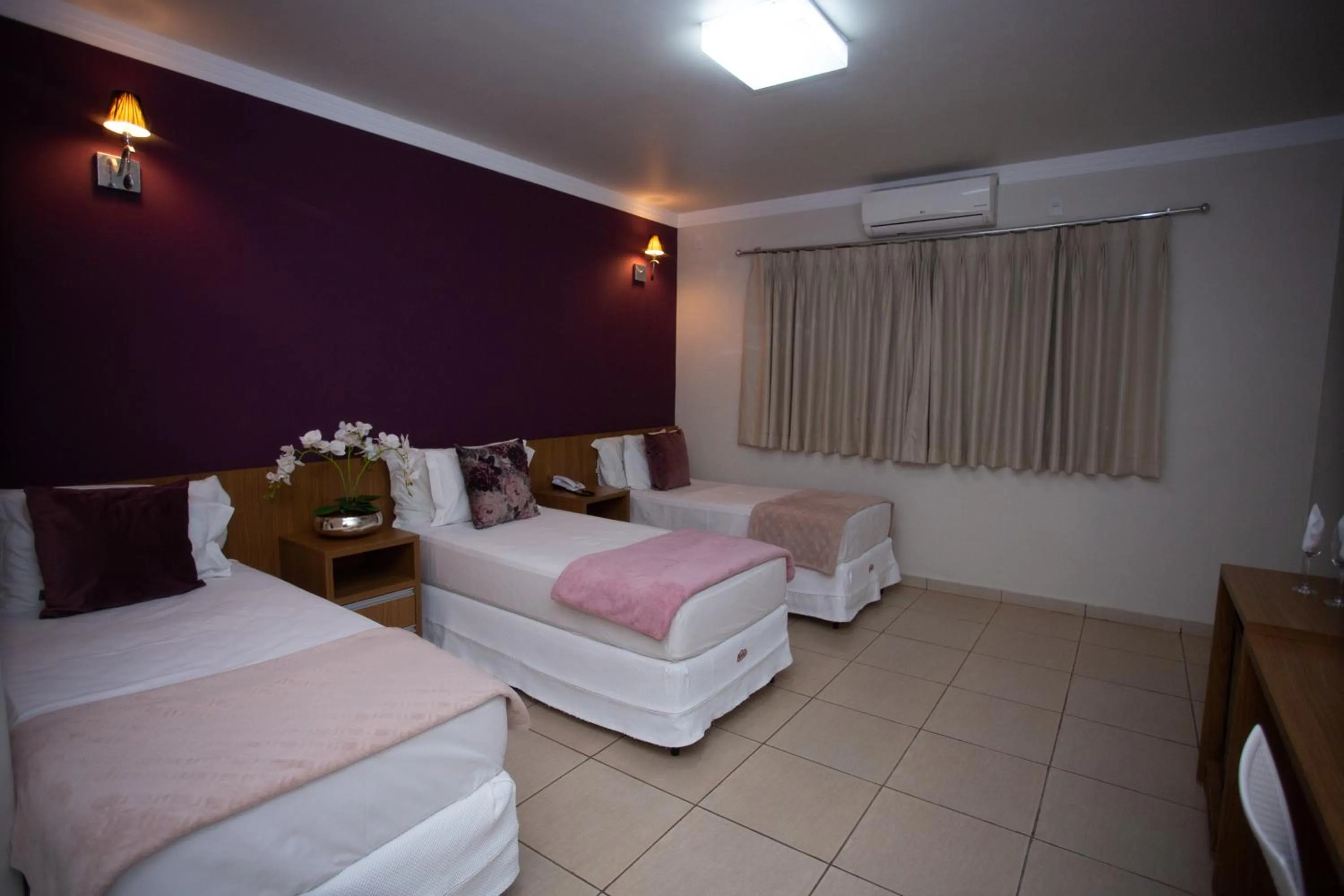 Photo of the whole room, Bed in Havana Express