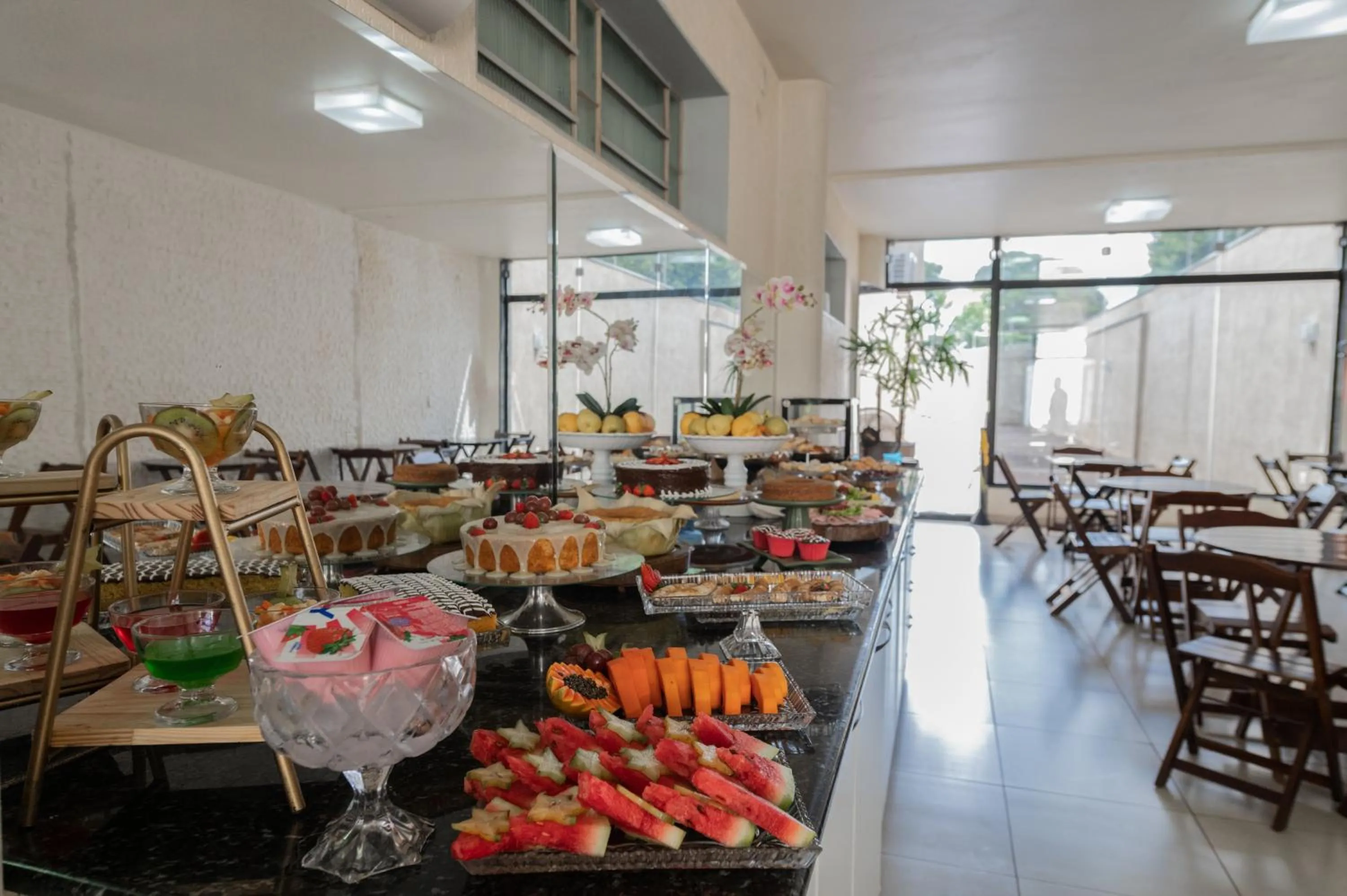 Buffet breakfast in Havana Express