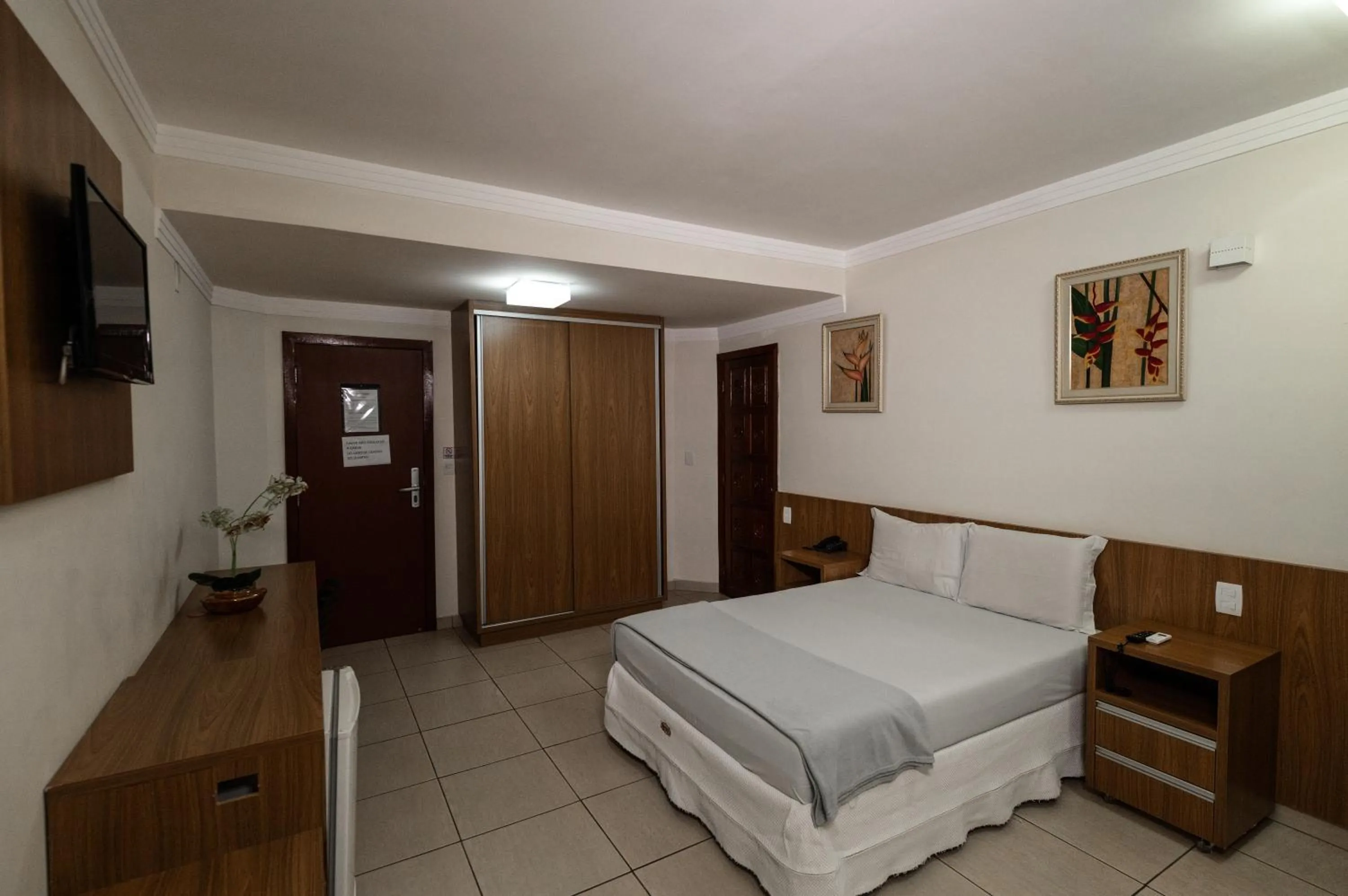 Photo of the whole room, Bed in Havana Express