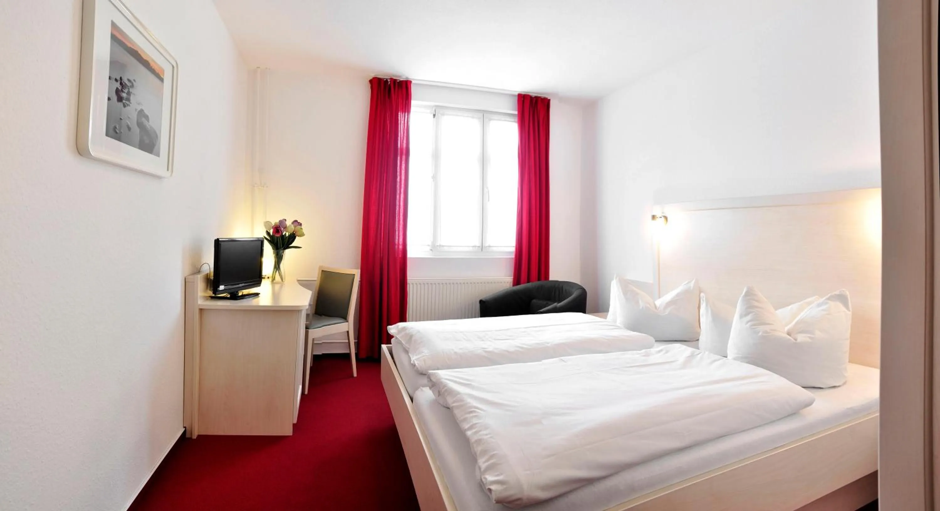 Photo of the whole room, Bed in Apart Hotel Ferdinand Berlin
