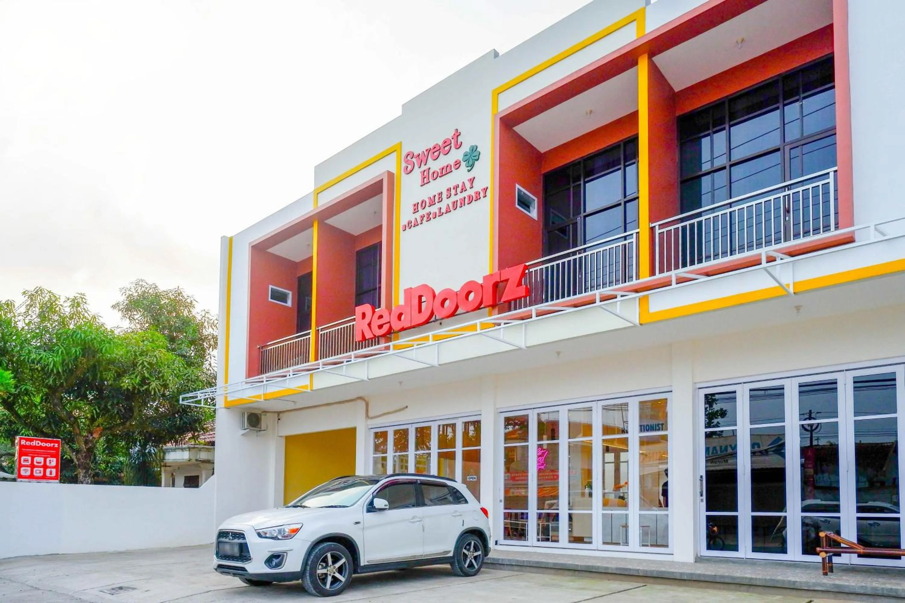 Facade/entrance in RedDoorz near Universitas Muhammadiyah Purwokerto