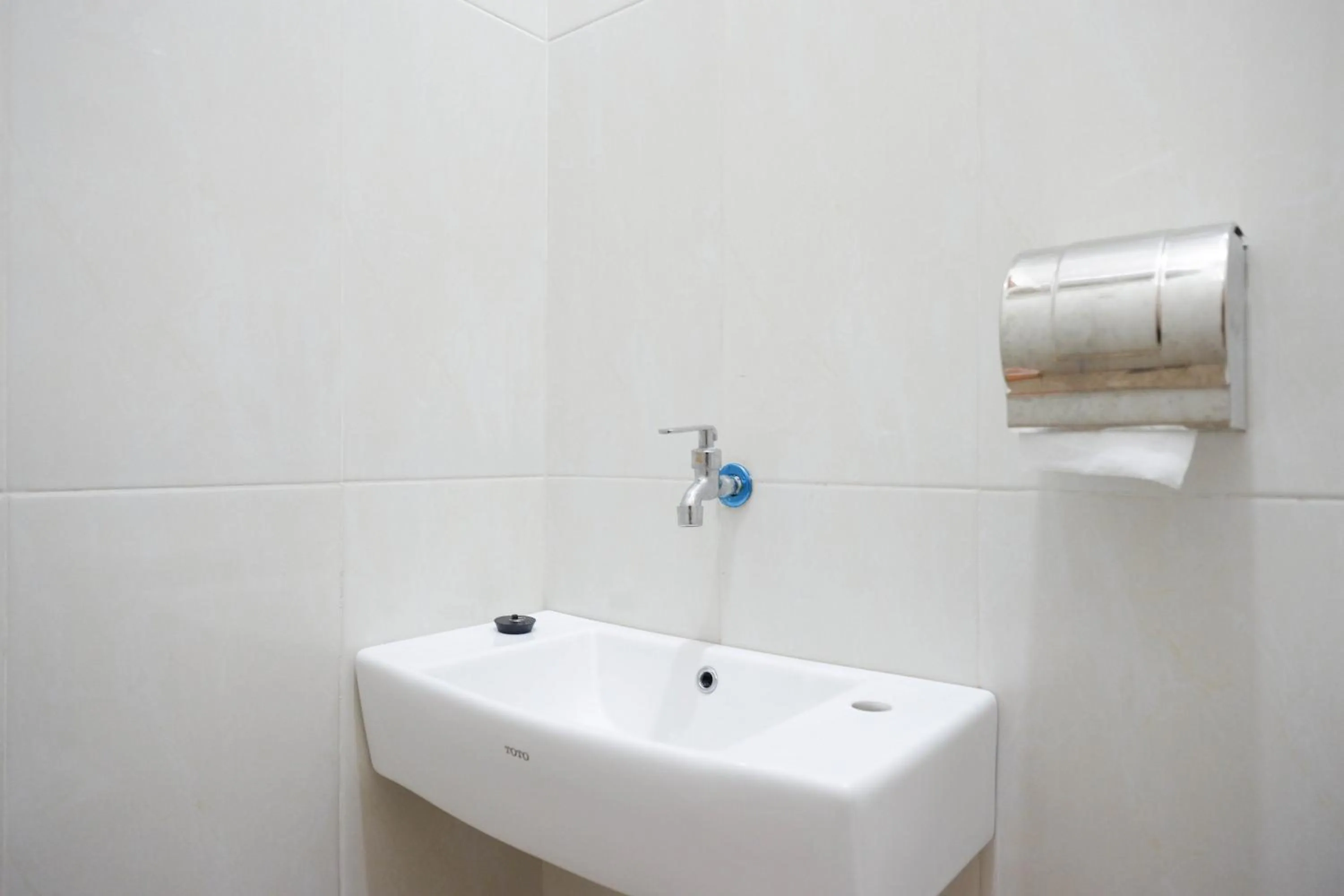 Bathroom in RedDoorz near Universitas Muhammadiyah Purwokerto