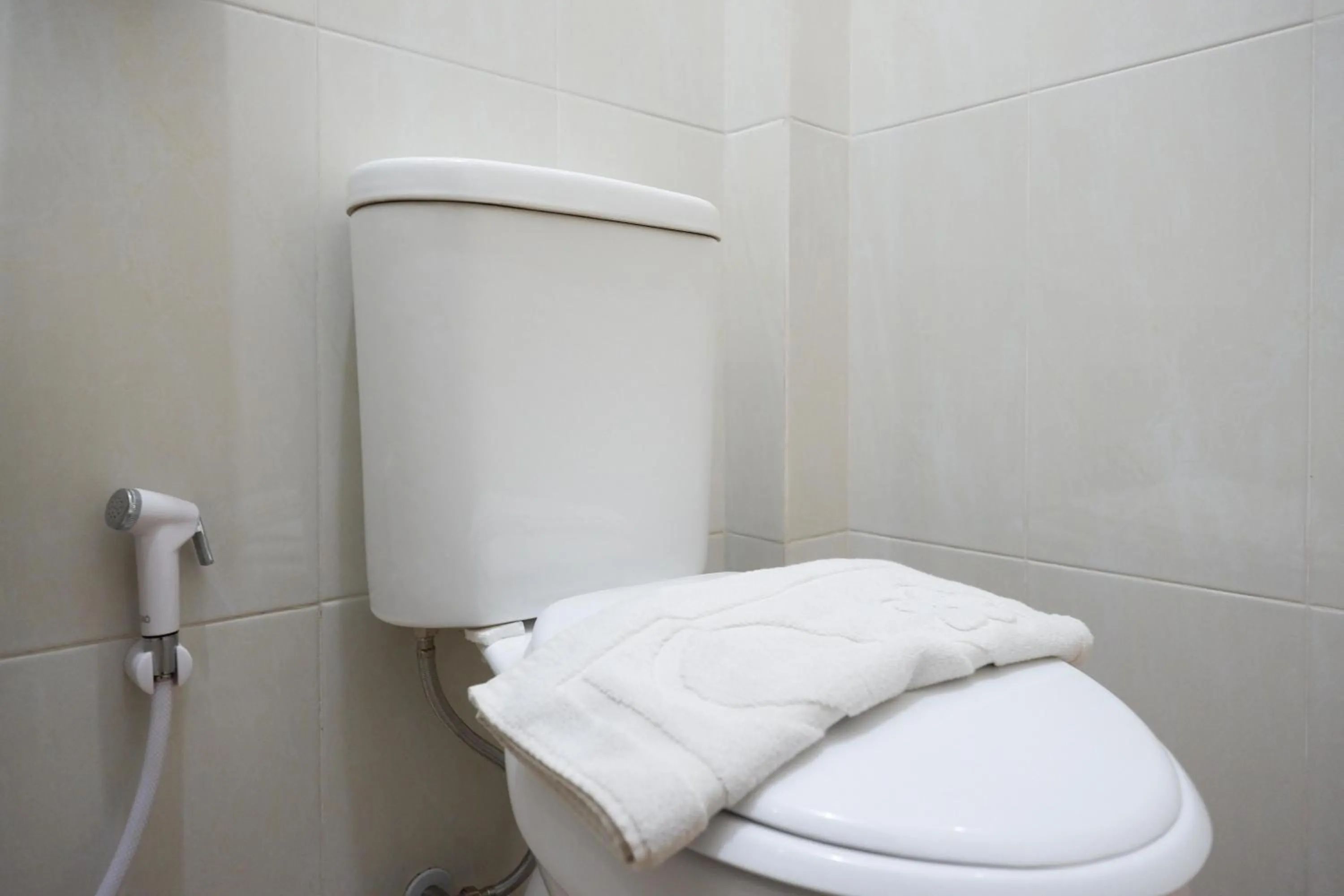 Bathroom in RedDoorz near Universitas Muhammadiyah Purwokerto