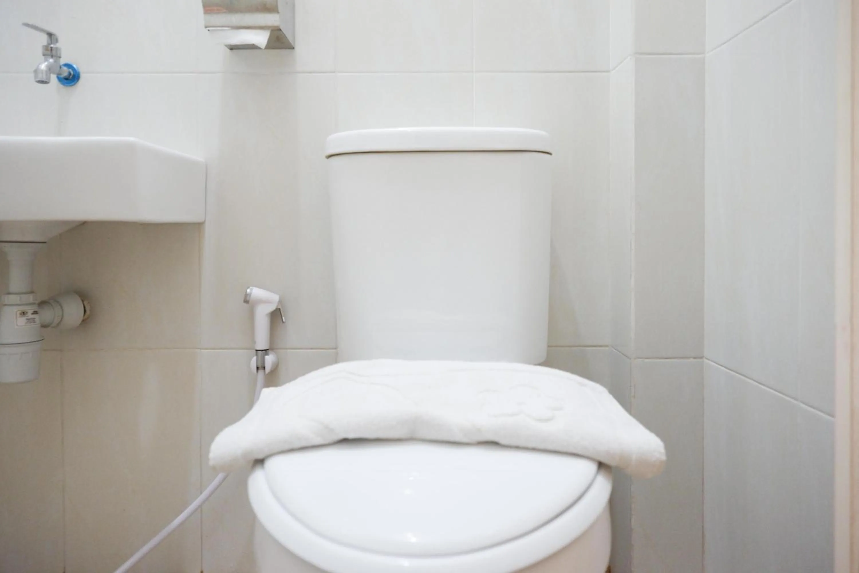 Bathroom in RedDoorz near Universitas Muhammadiyah Purwokerto