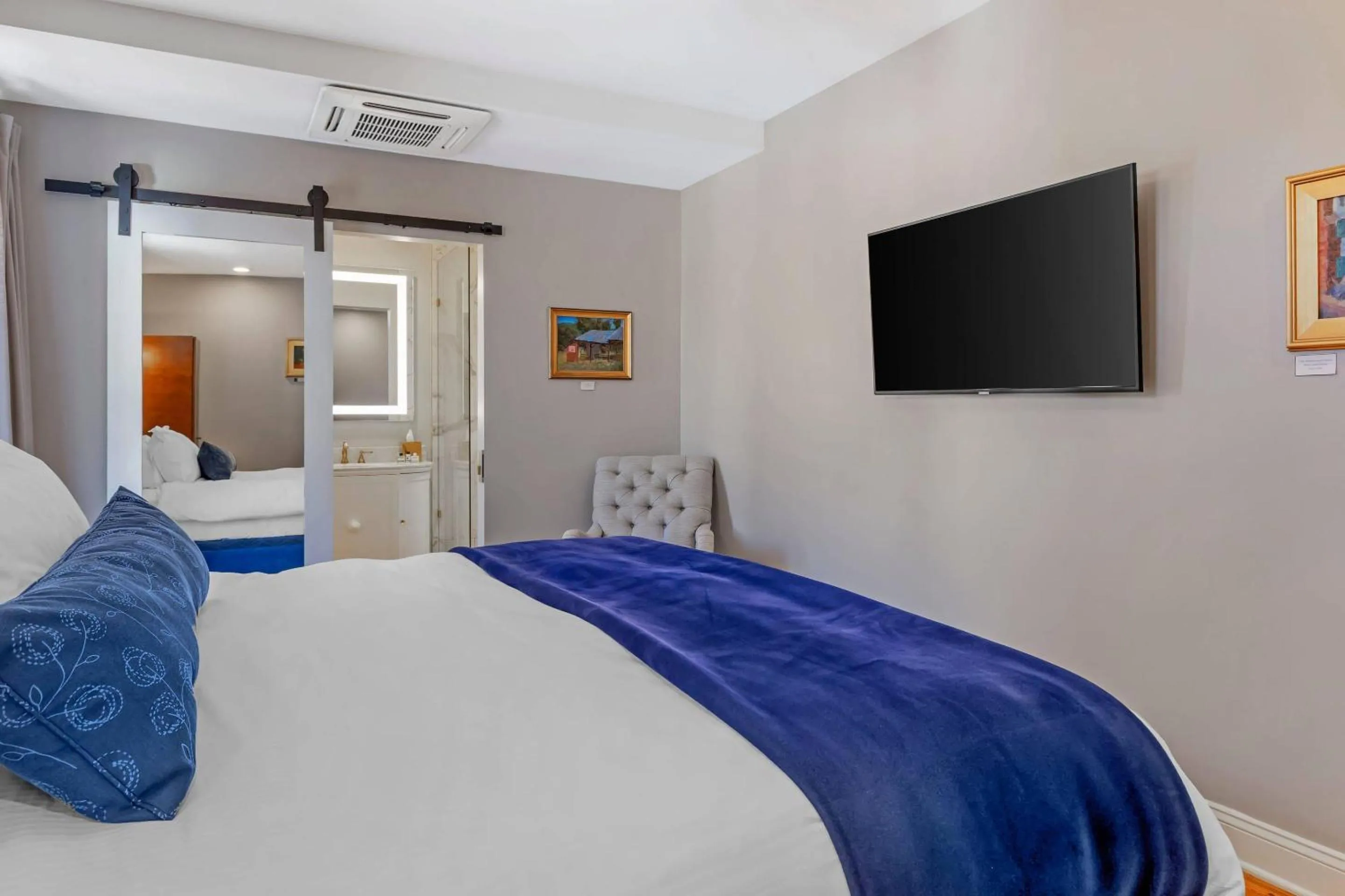 Bedroom, Bed in The Colonial Inn, an Ascend Collection Hotel