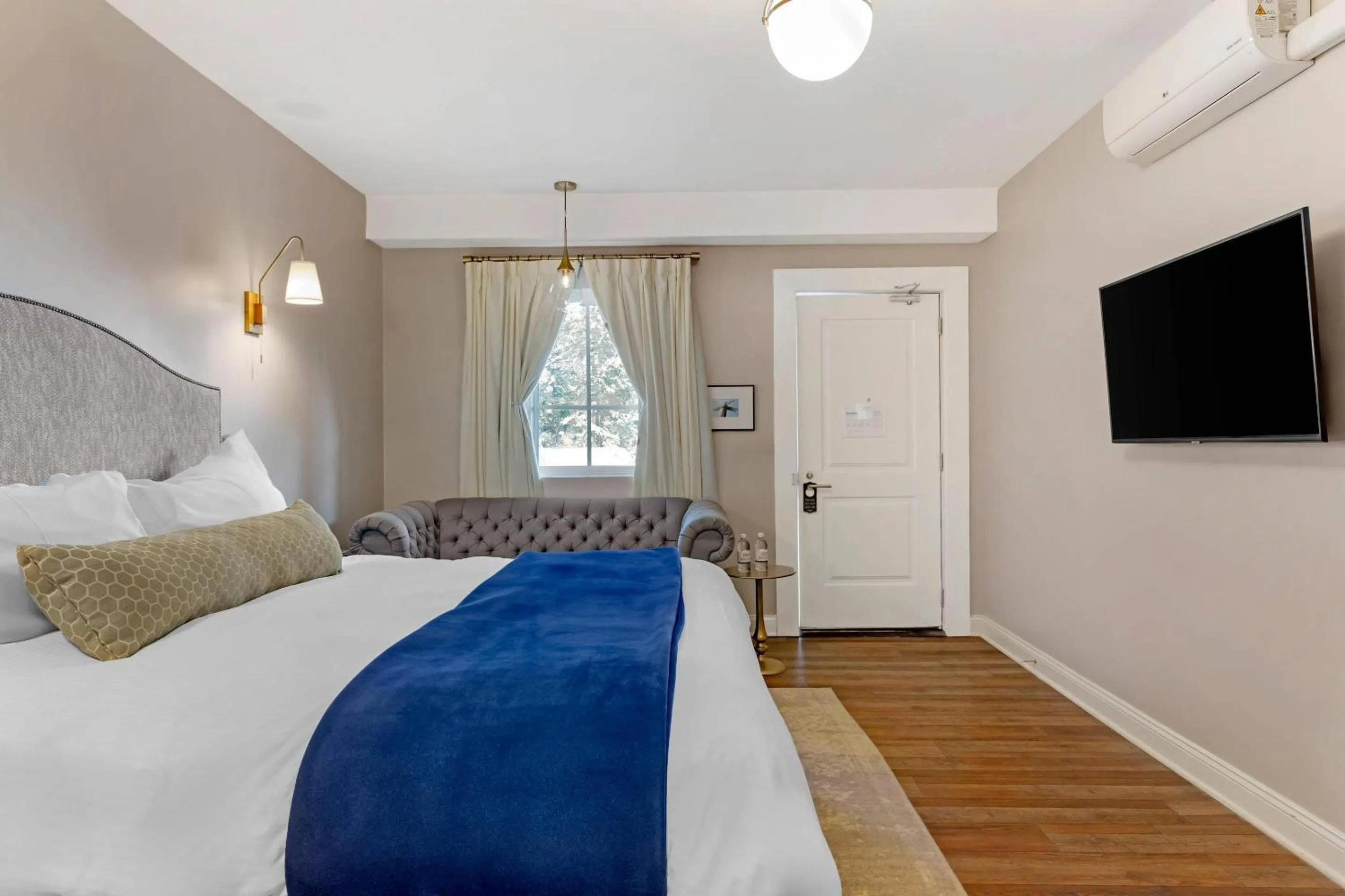 Bedroom, Bed in The Colonial Inn, an Ascend Collection Hotel