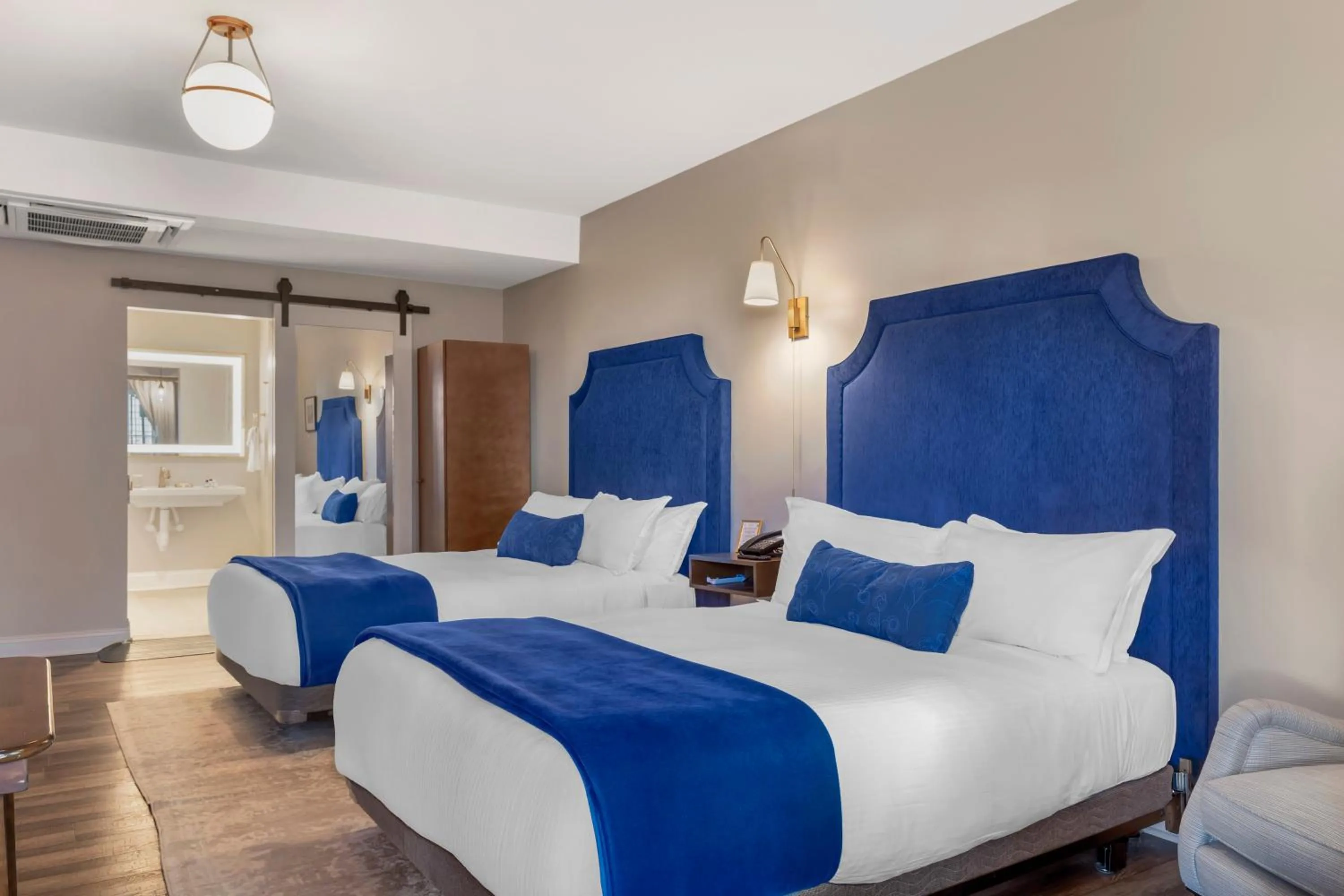 Bed in The Colonial Inn, an Ascend Collection Hotel