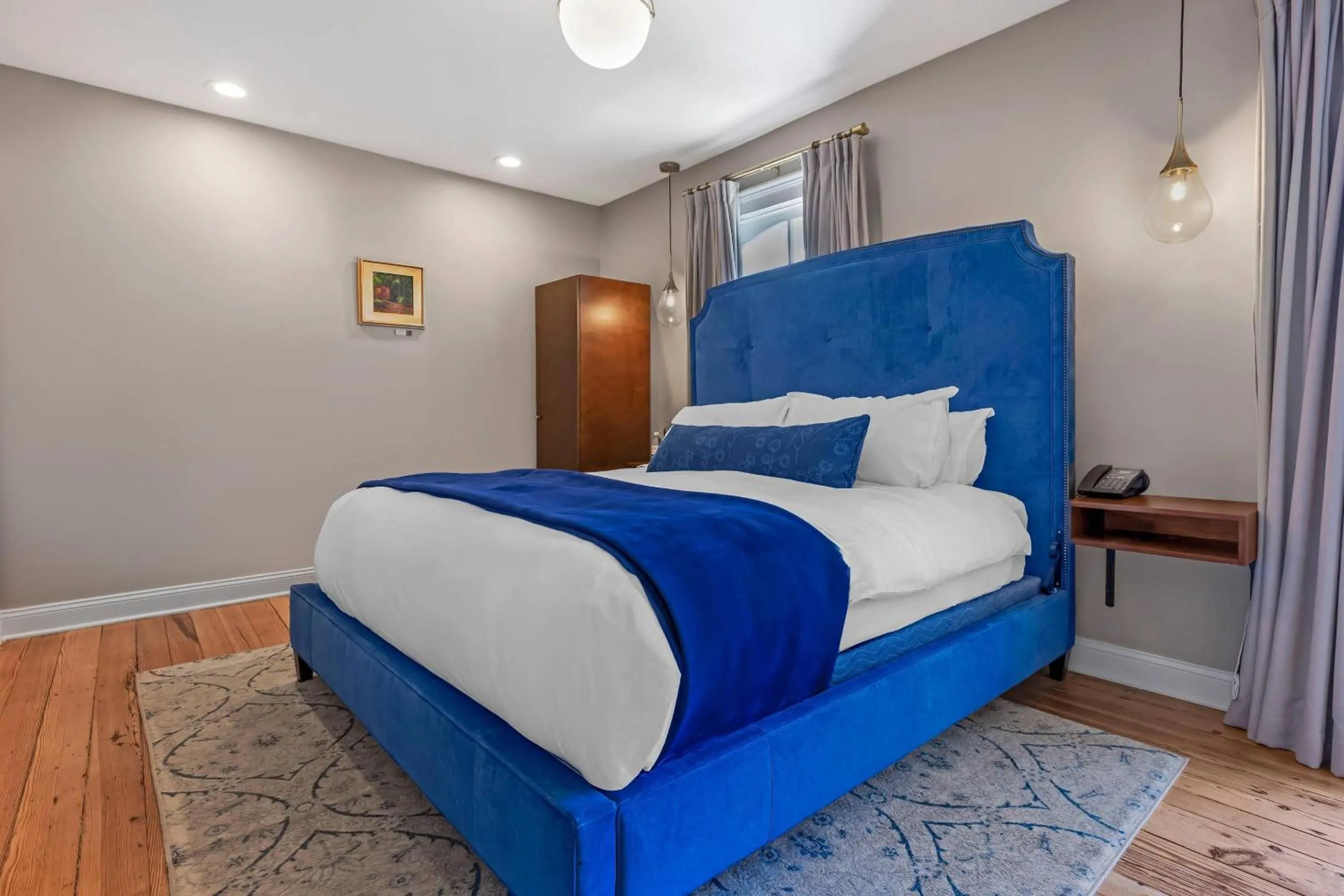 Bedroom, Bed in The Colonial Inn, an Ascend Collection Hotel