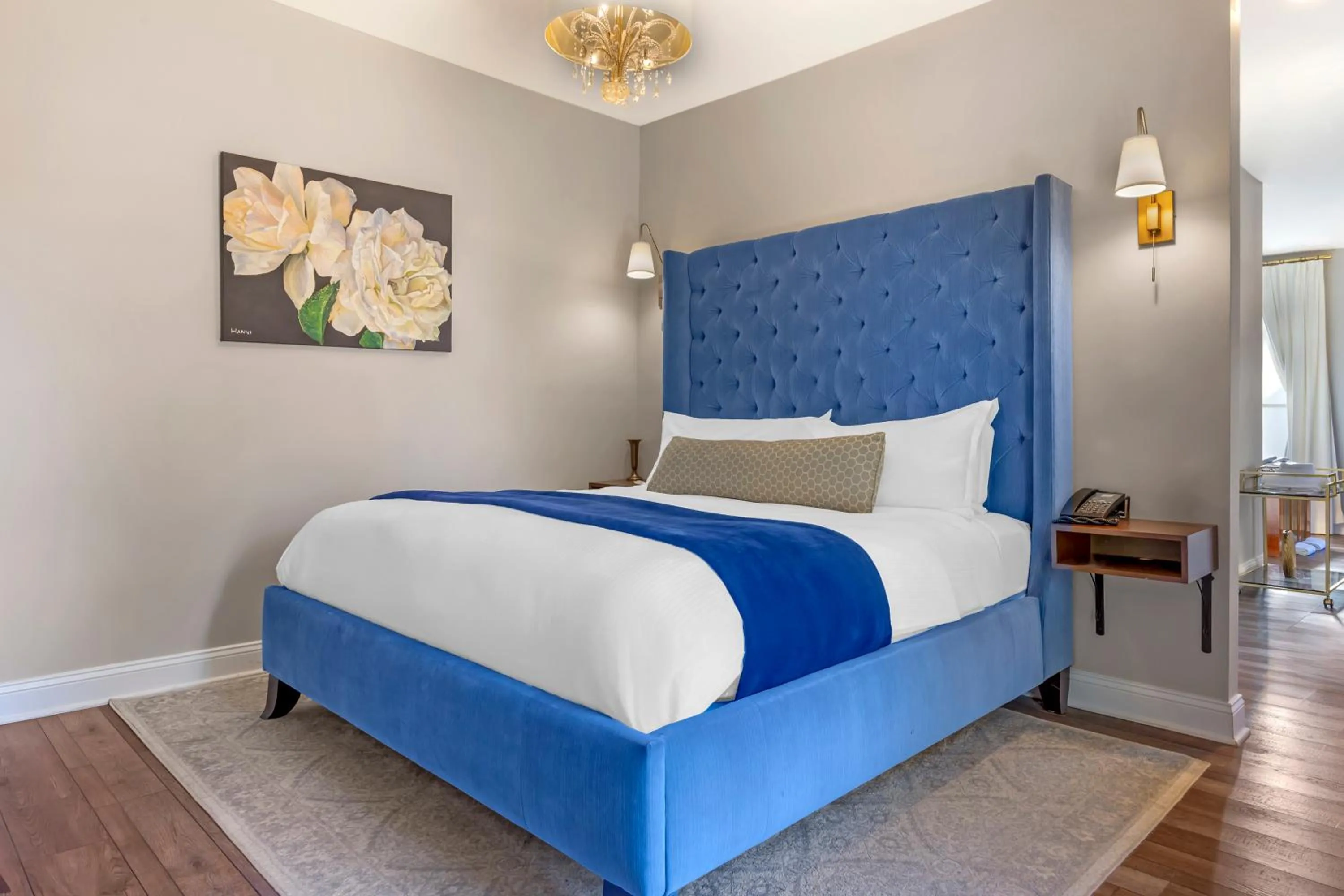 Bed in The Colonial Inn, an Ascend Collection Hotel