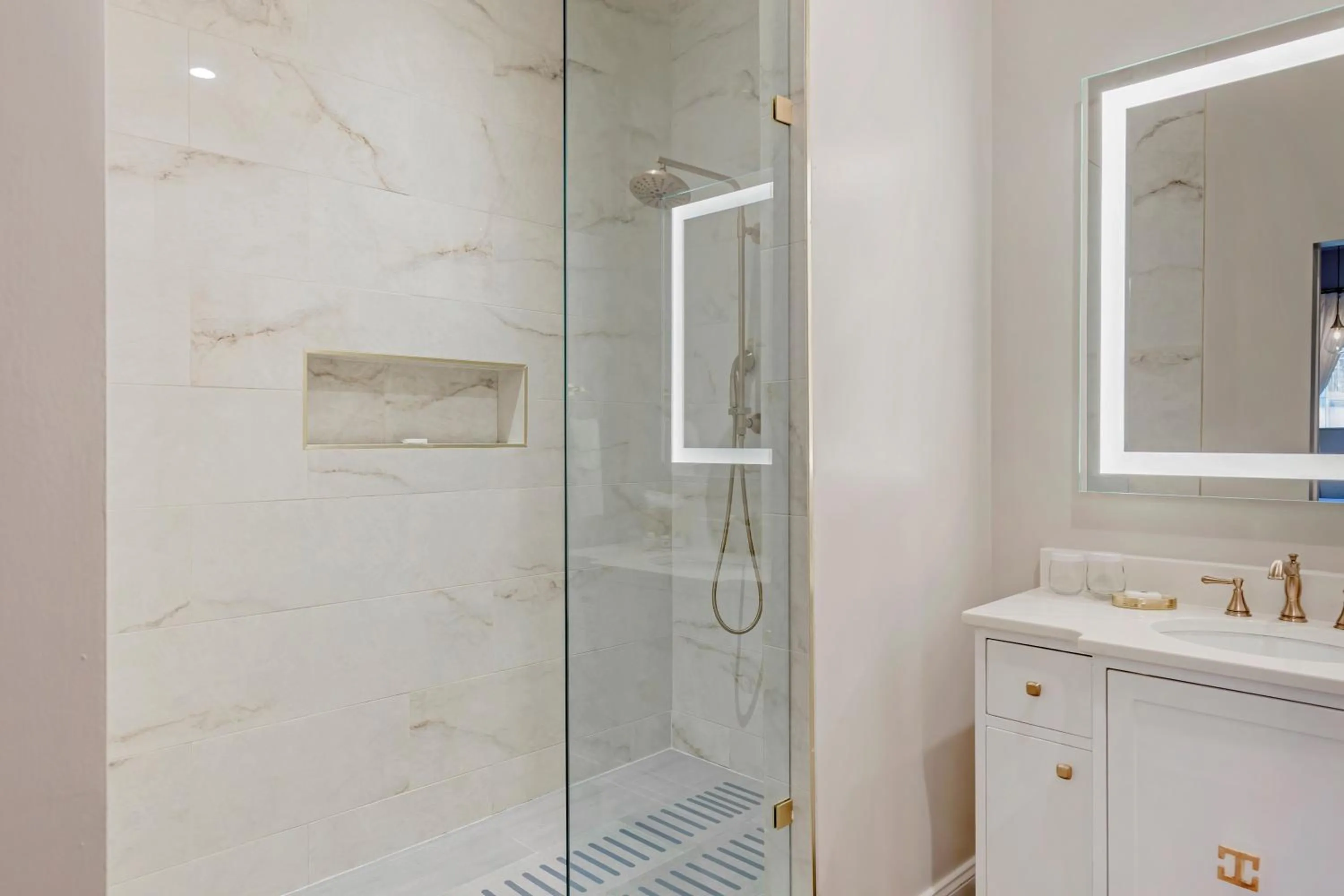 Shower in The Colonial Inn, an Ascend Collection Hotel