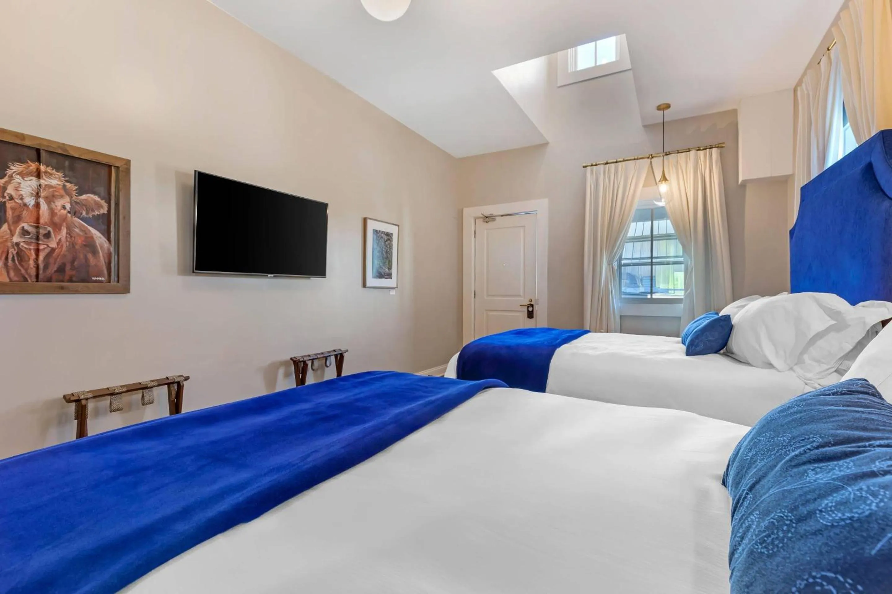 Bedroom, Bed in The Colonial Inn, an Ascend Collection Hotel