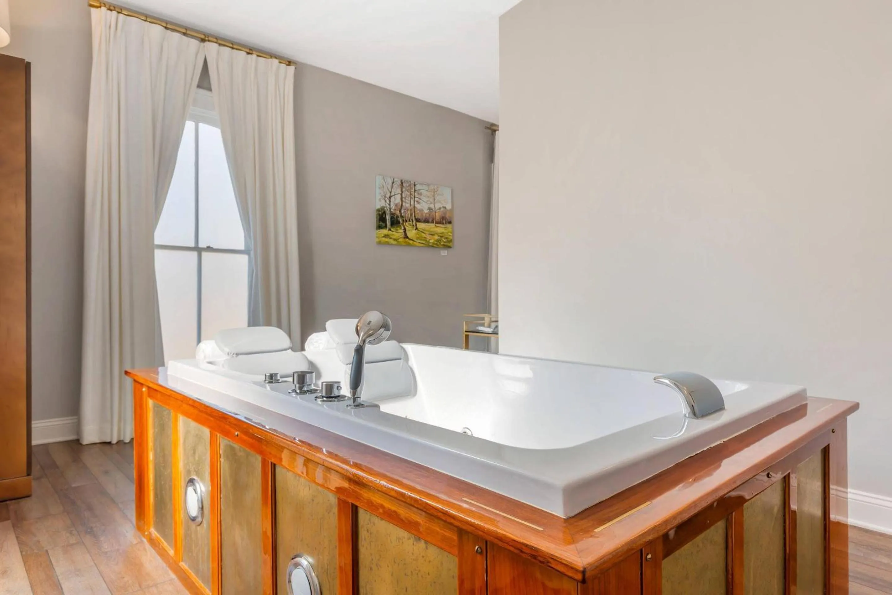 Bedroom in The Colonial Inn, an Ascend Collection Hotel