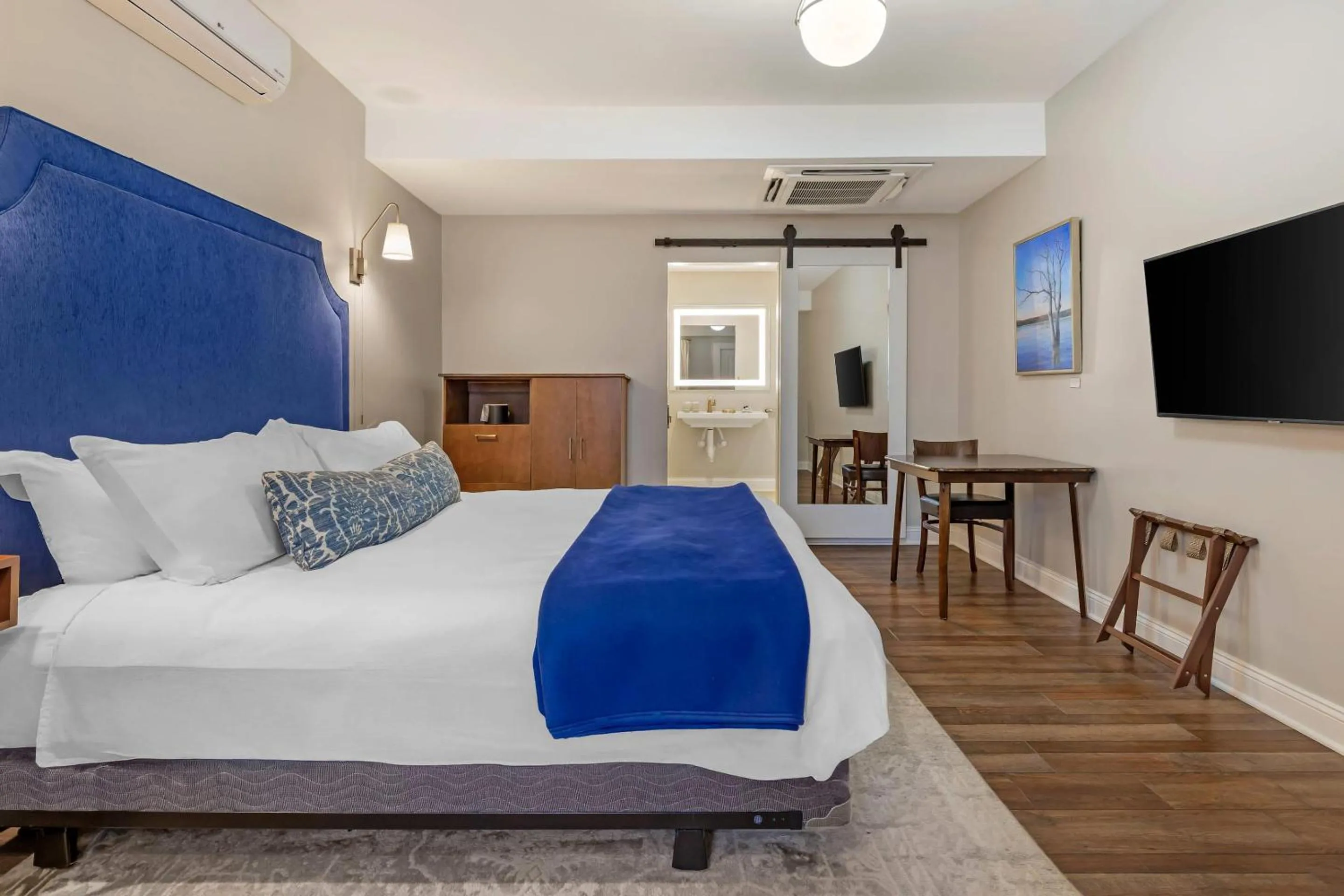 Bedroom, Bed in The Colonial Inn, an Ascend Collection Hotel