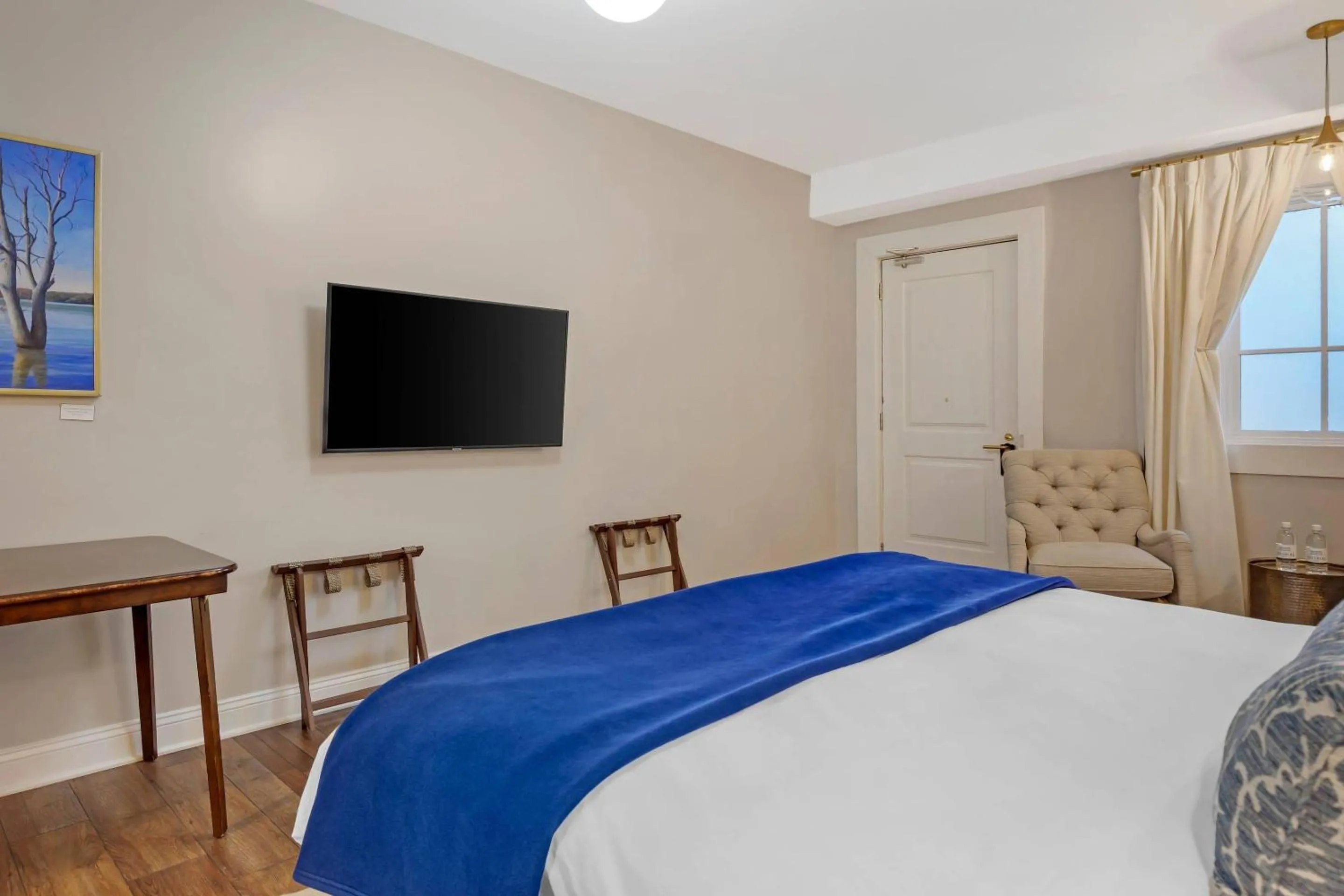 Bedroom, Bed in The Colonial Inn, an Ascend Collection Hotel