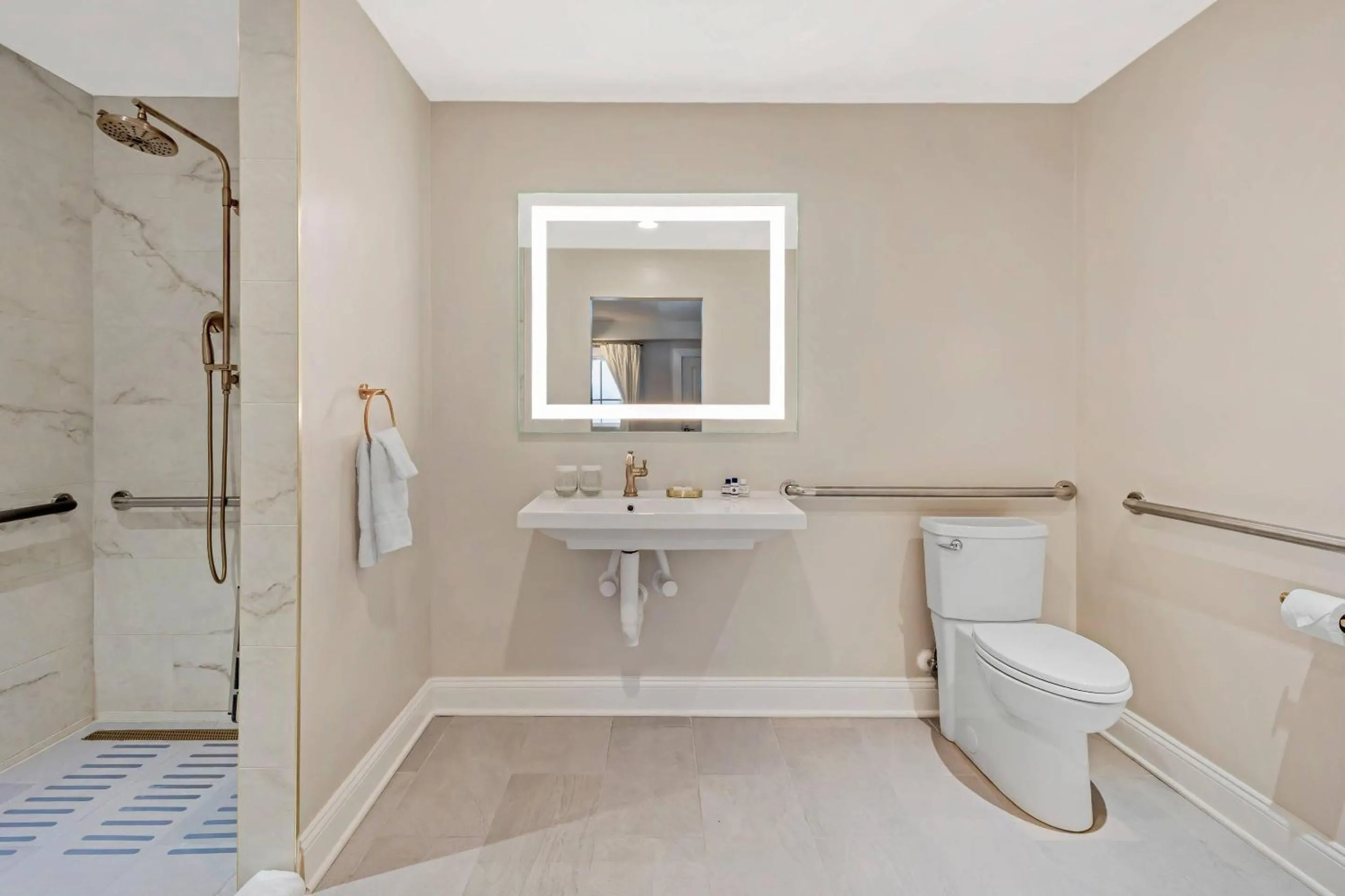 Bedroom in The Colonial Inn, an Ascend Collection Hotel