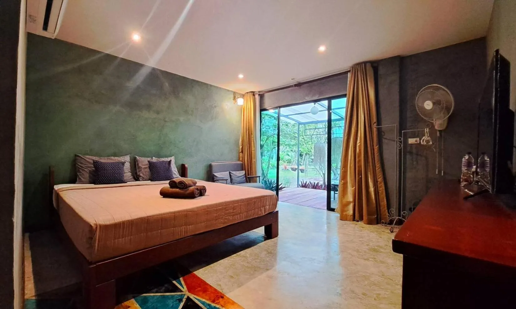 Bed in River CoCo @ Amphawa