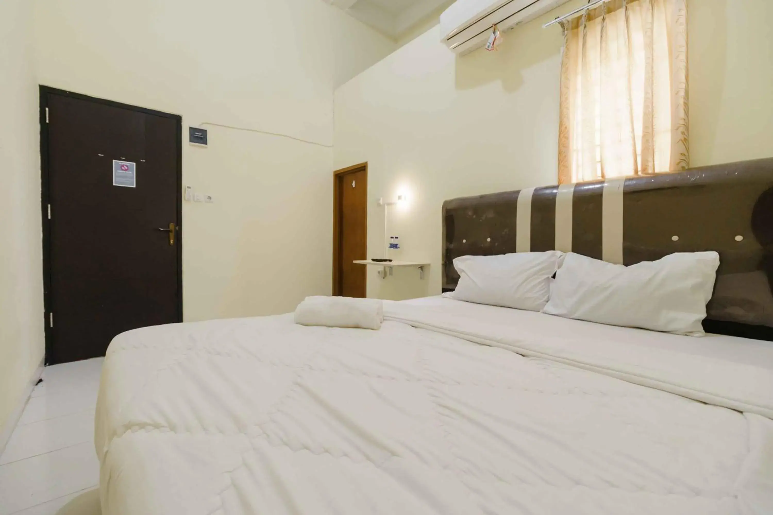 Standard Double Room in RedDoorz near OPI Mall Palembang 2 Standard Double Room in RedDoorz near OPI Mall Palembang 2