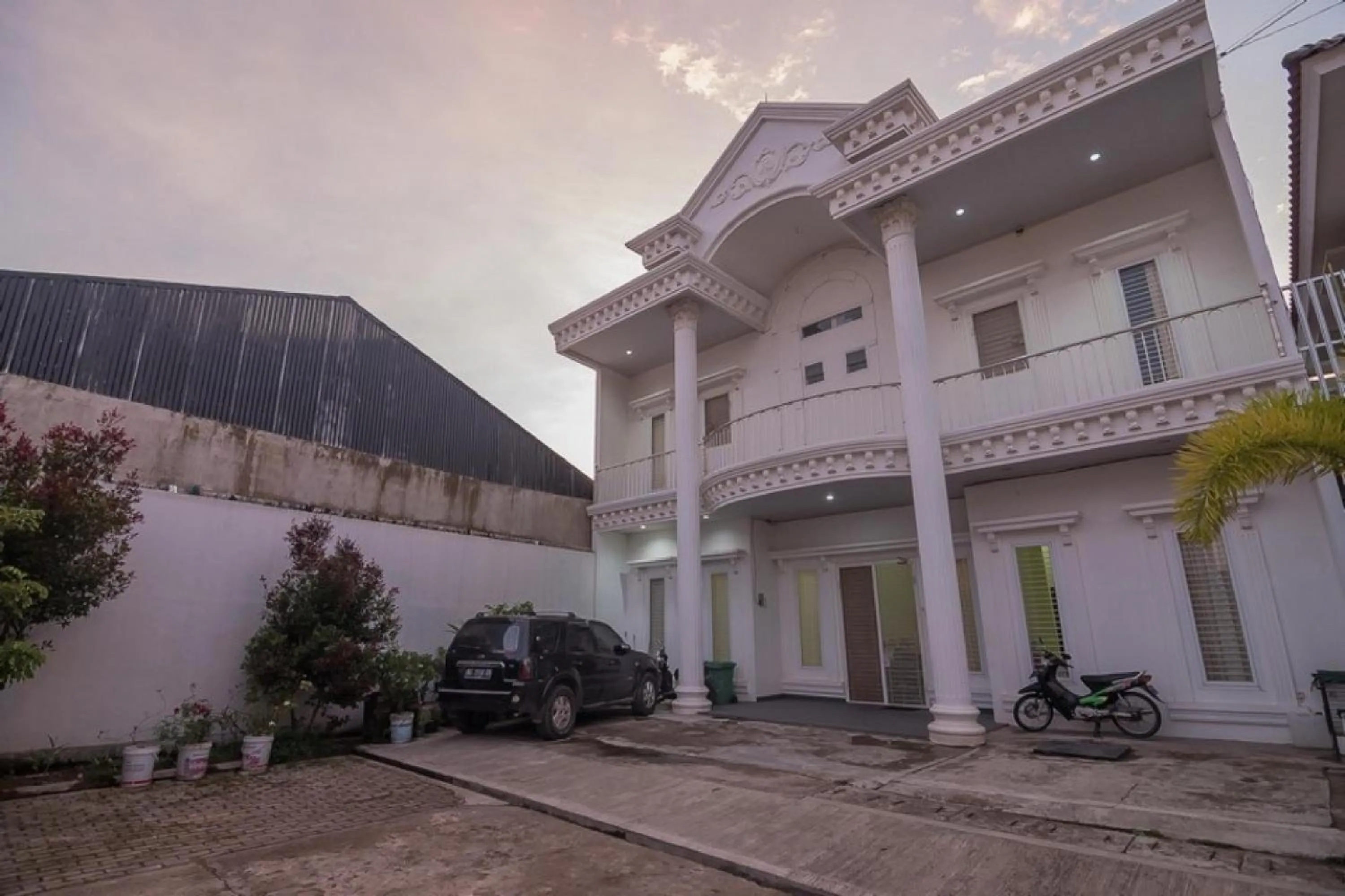 Facade/entrance in RedDoorz near OPI Mall Palembang 2