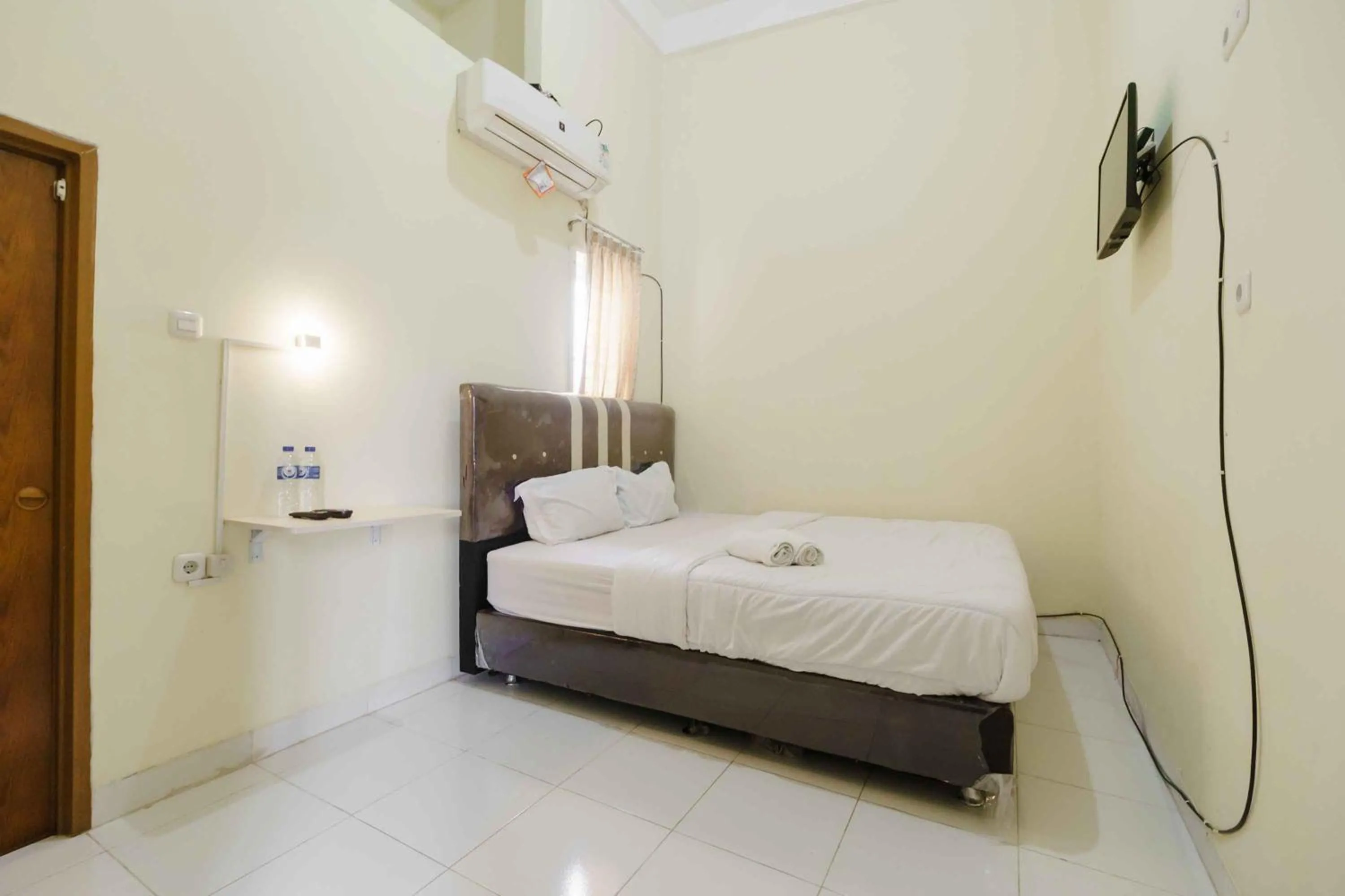 Bedroom, Bed in RedDoorz near OPI Mall Palembang 2