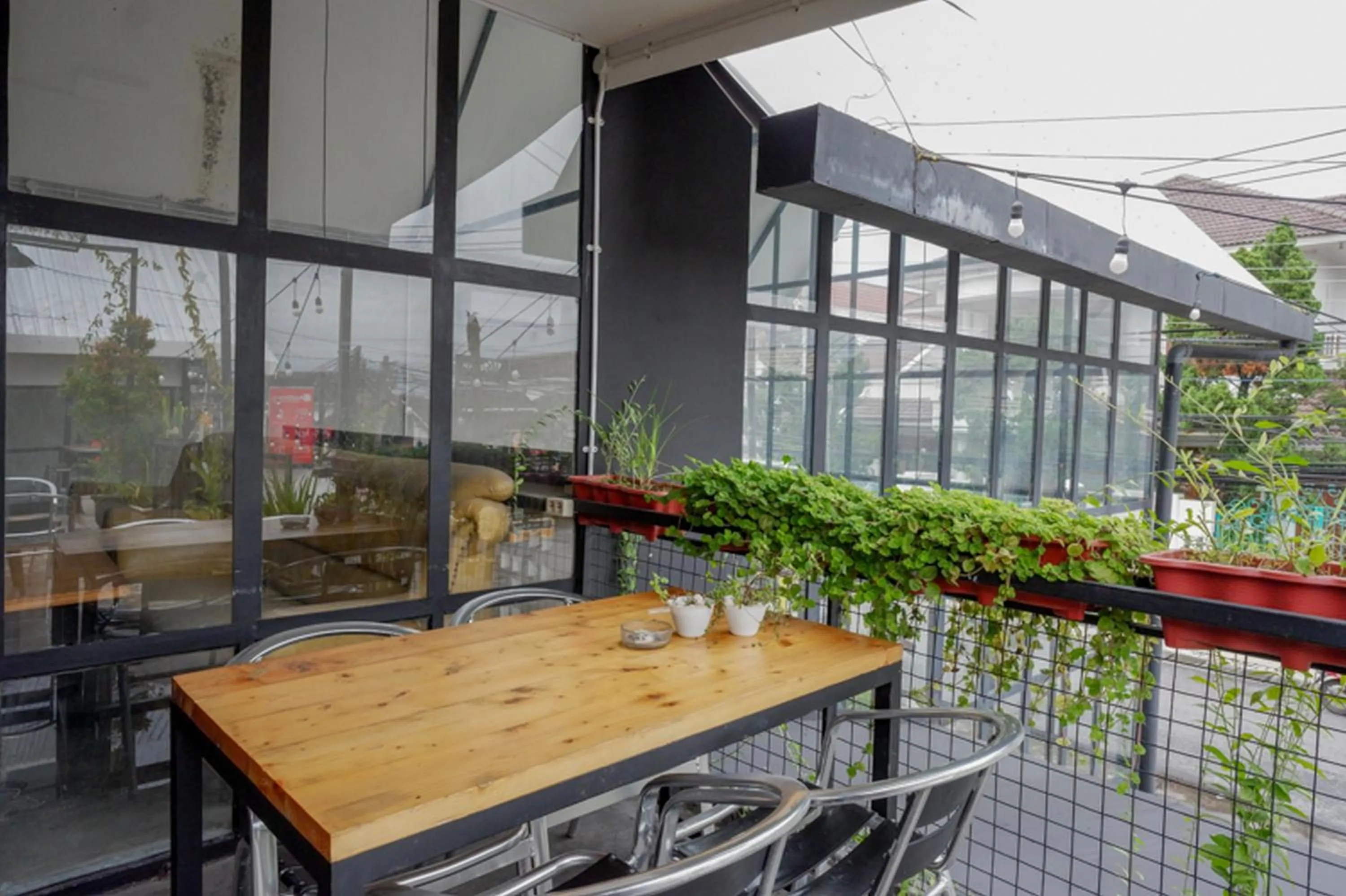 Restaurant/Places to Eat in RedDoorz @ Demangan Sari Residence