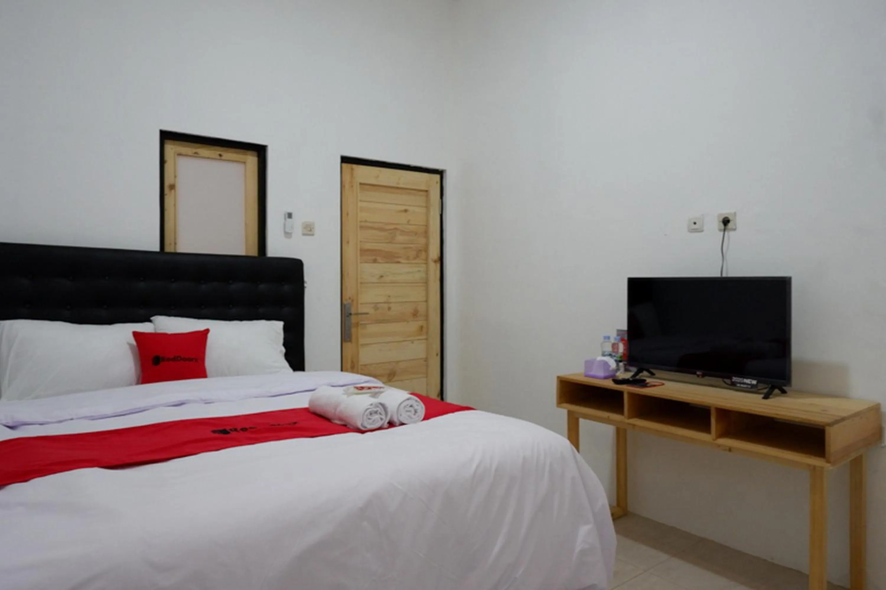 TV and multimedia, TV/Entertainment Center in RedDoorz @ Demangan Sari Residence