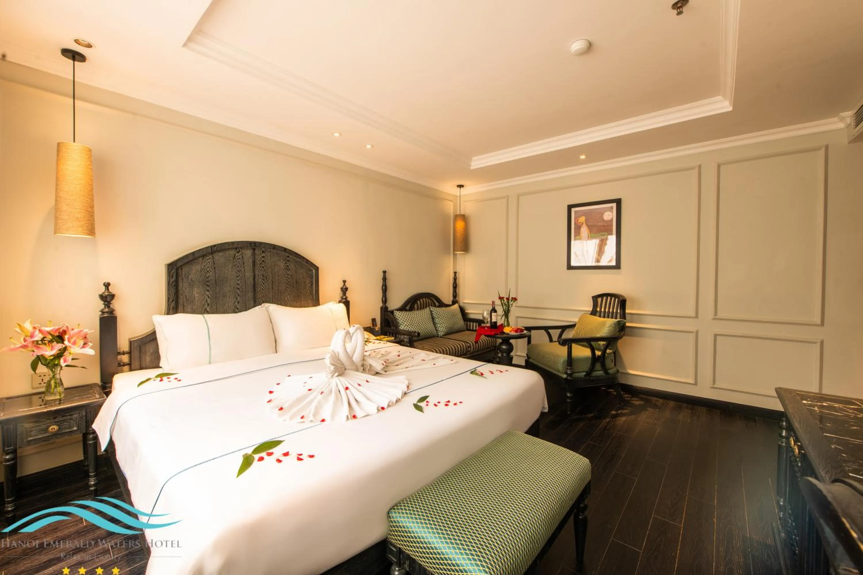 Photo of the whole room, Bed in Hanoi Emerald Waters Hotel Valley