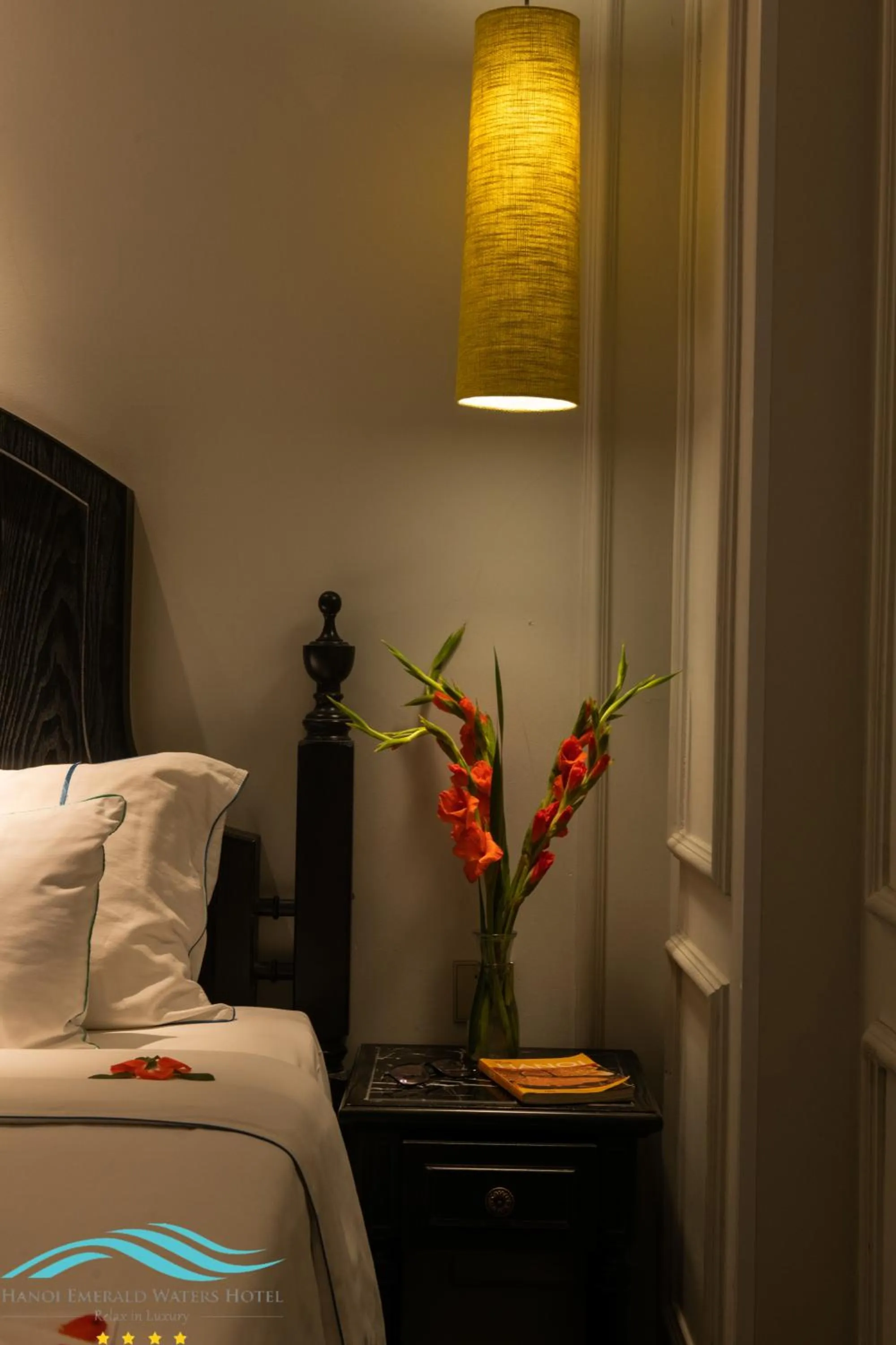 Seating area, Bed in Hanoi Emerald Waters Hotel Valley