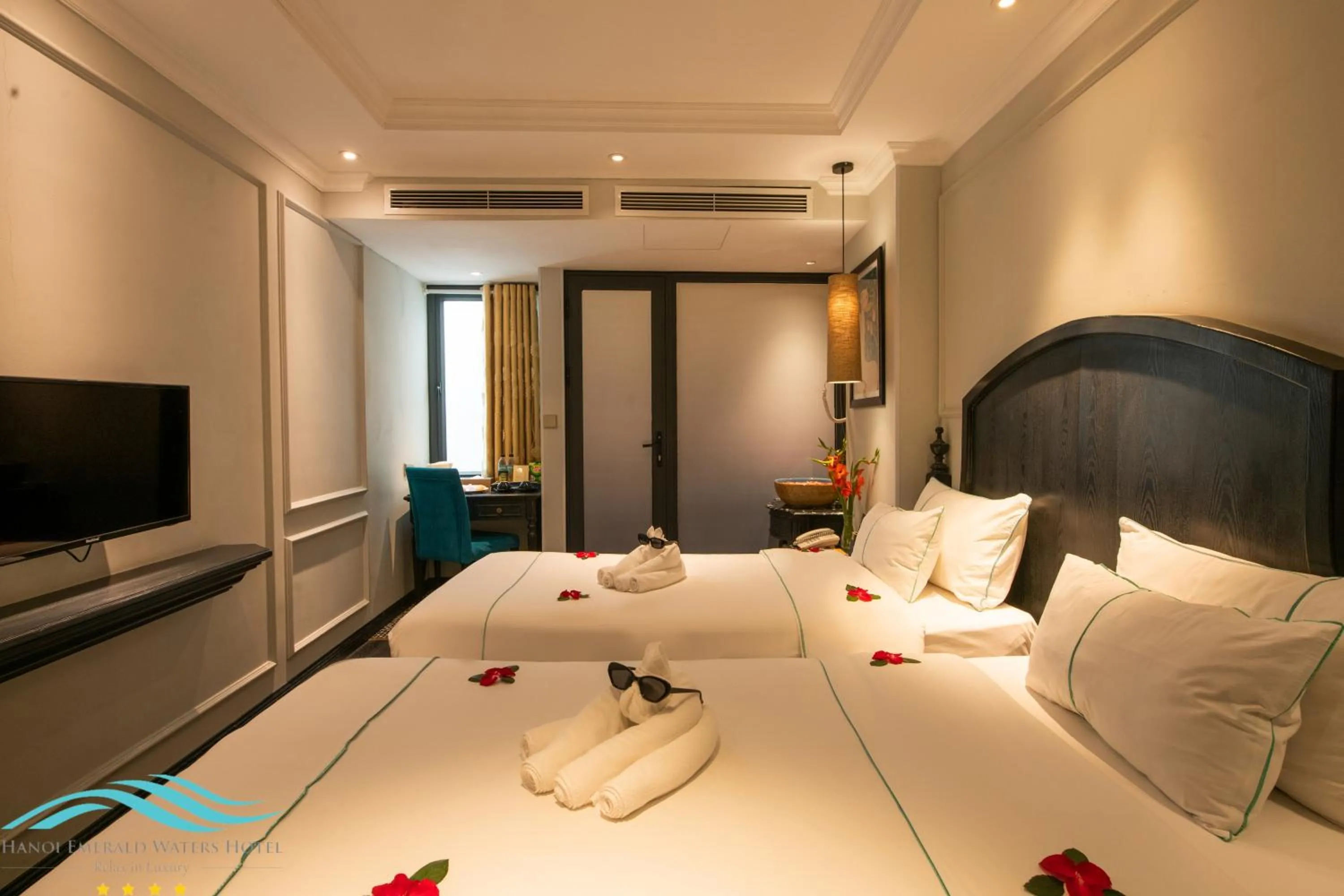 Photo of the whole room, Bed in Hanoi Emerald Waters Hotel Valley