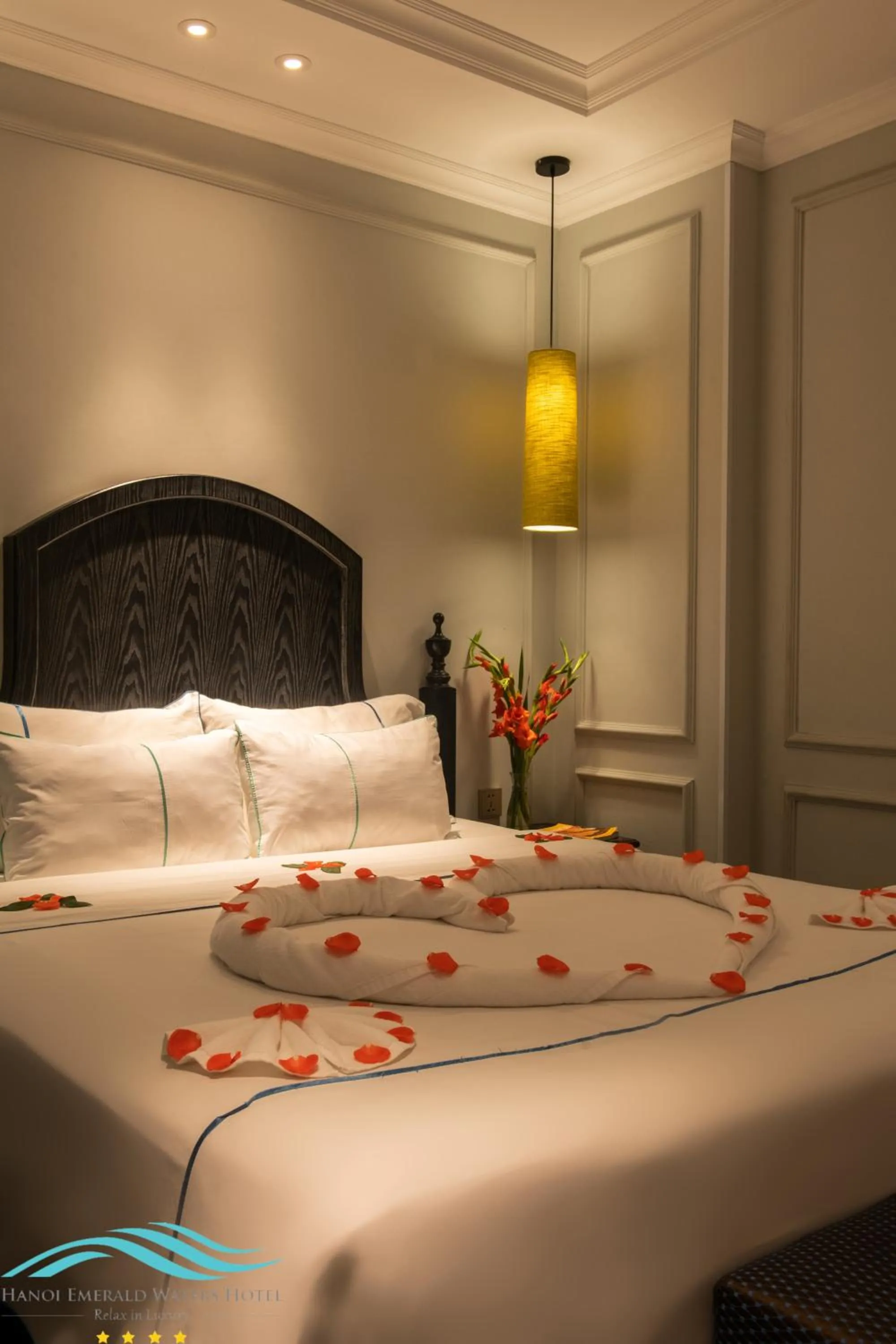 Photo of the whole room, Bed in Hanoi Emerald Waters Hotel Valley