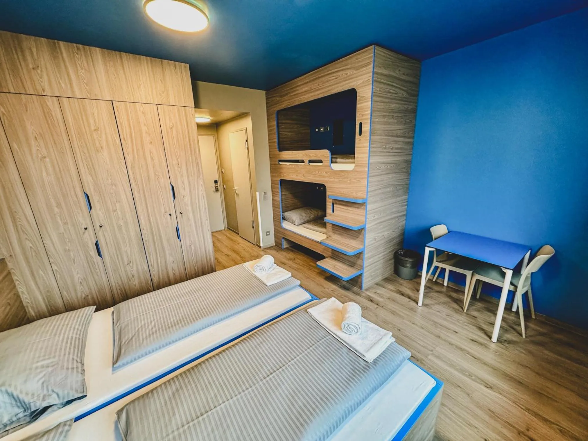 Photo of the whole room, Bed in Jugendherberge München City