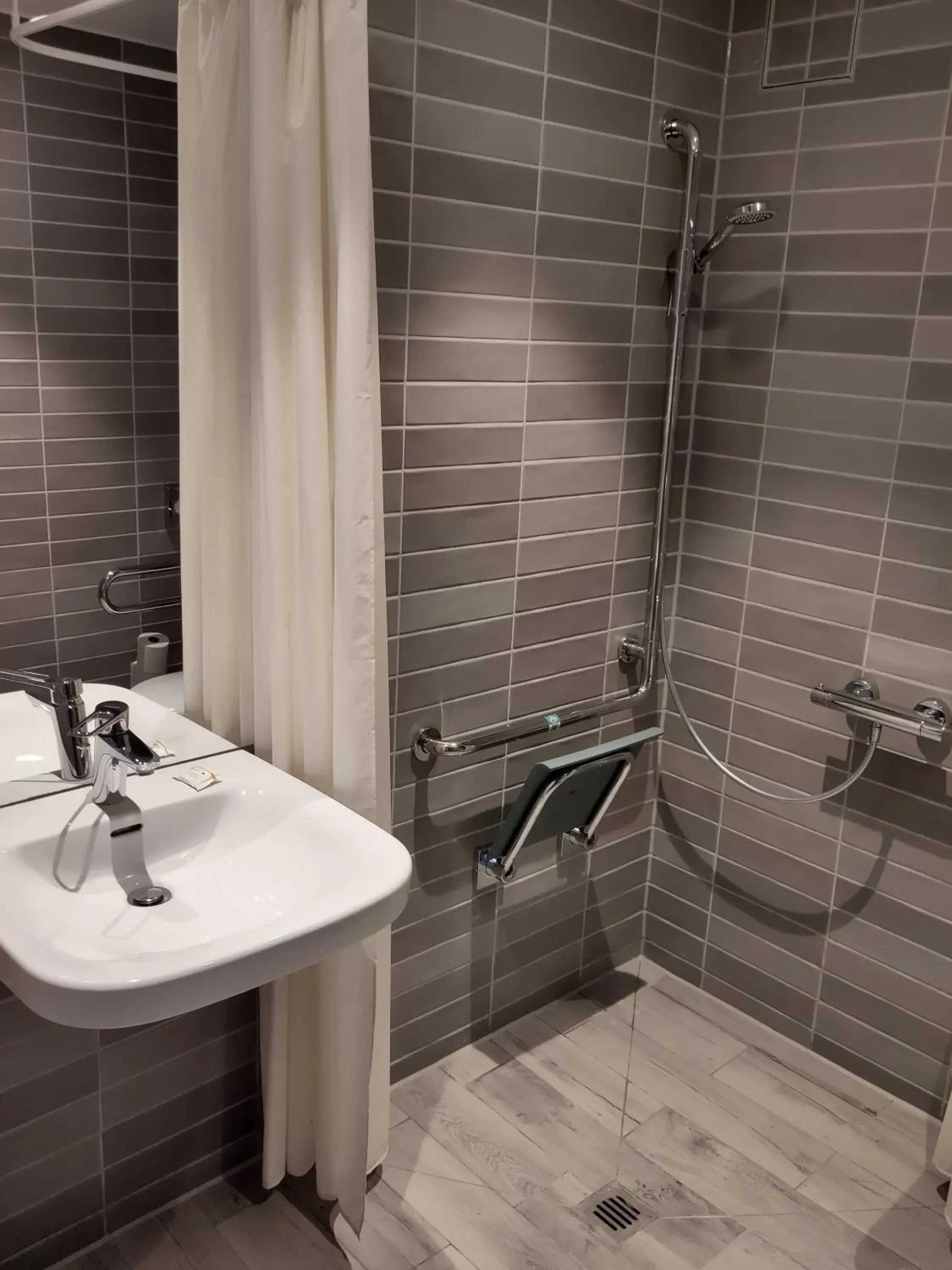 Twin Room with Bathroom in Jugendherberge München City Twin Room with Bathroom in Jugendherberge München City