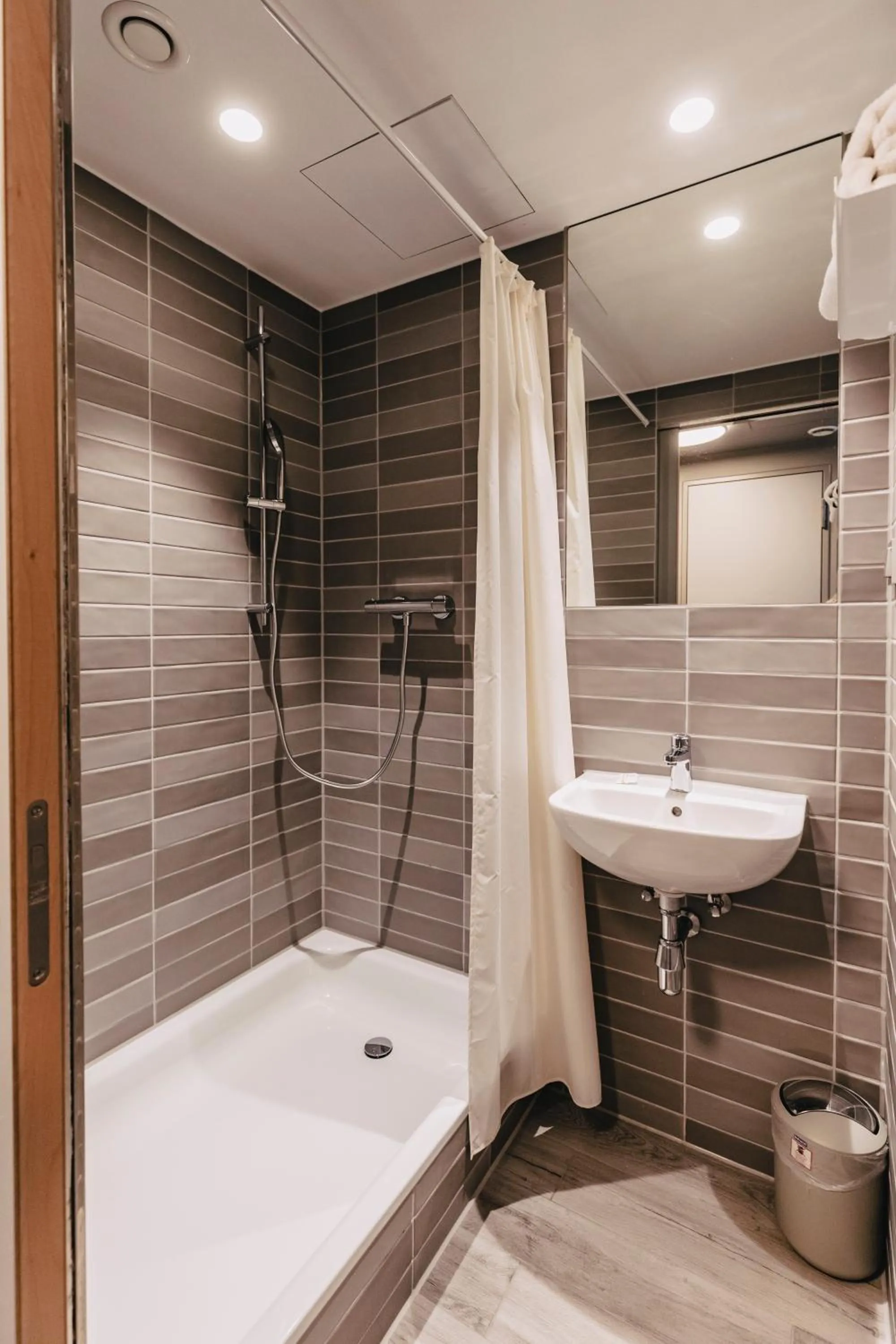 Bathroom in Jugendherberge München City