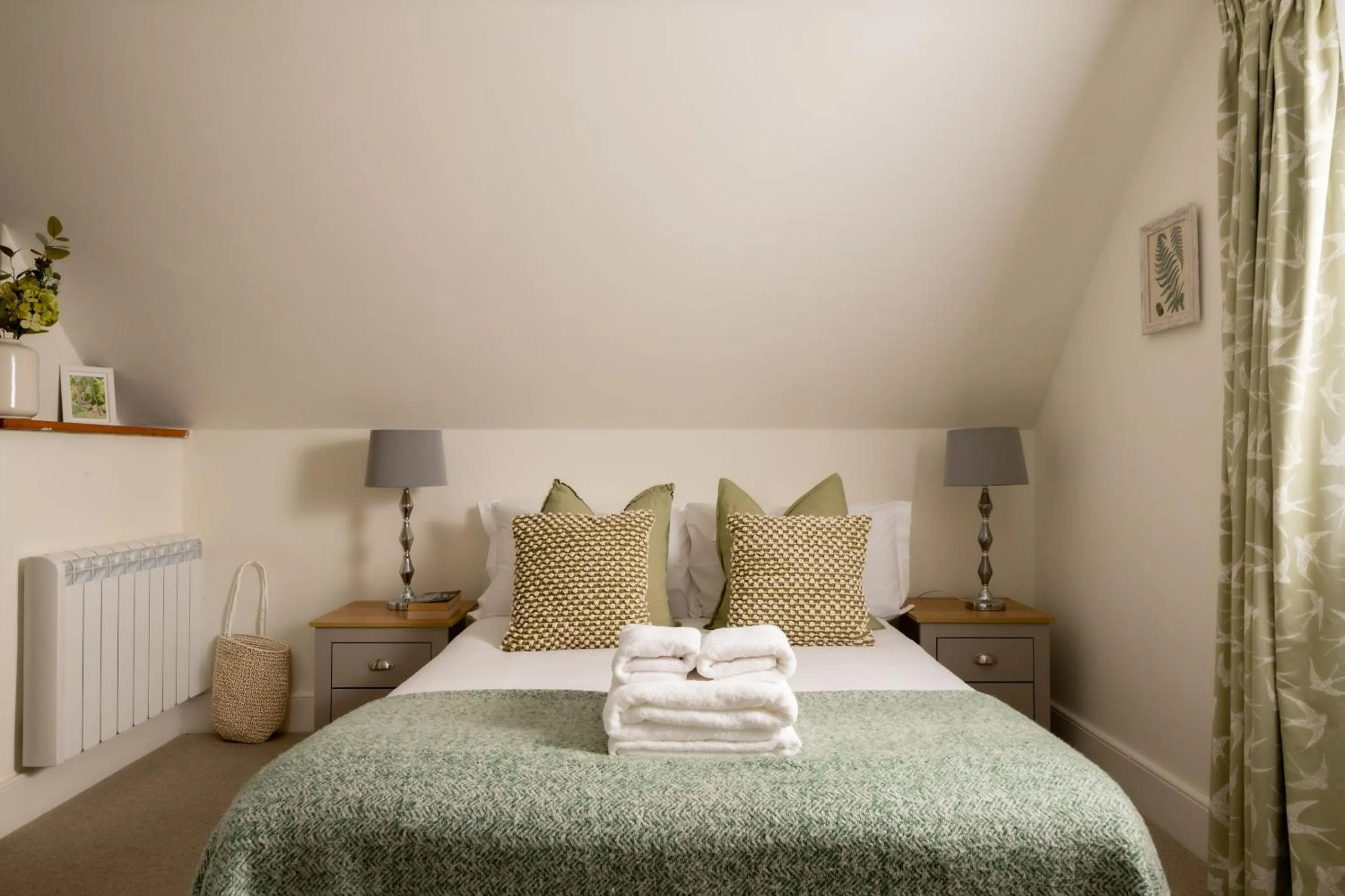 Bedroom, Bed in Magnolia Cottage-Exclusive Cotswold Package