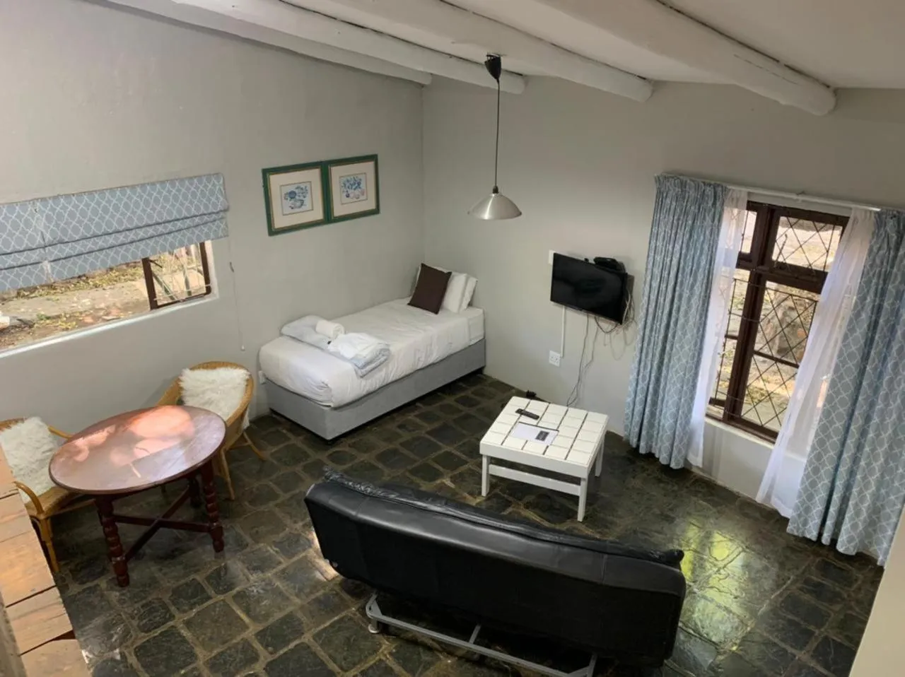 Living room, Bed in Ollivanders Estate