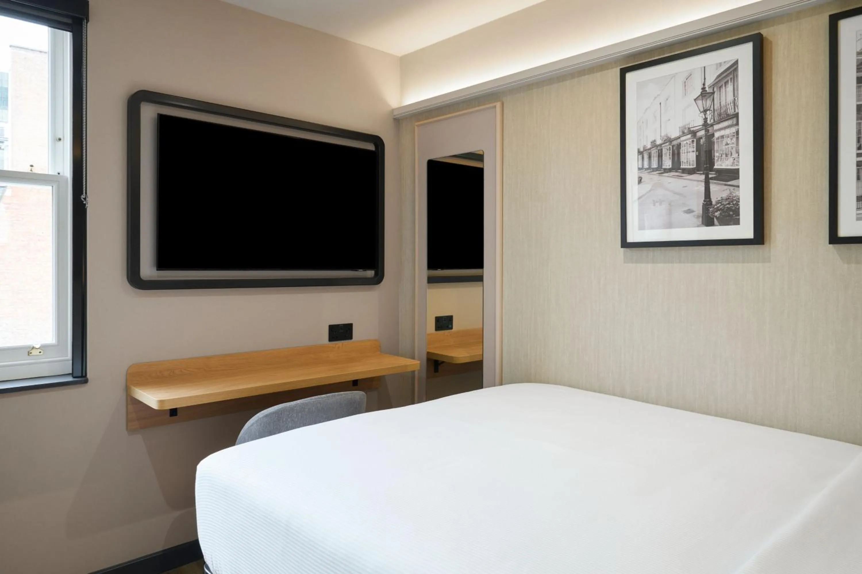 Bedroom, Bed in Four Points Flex by Sheraton London Euston