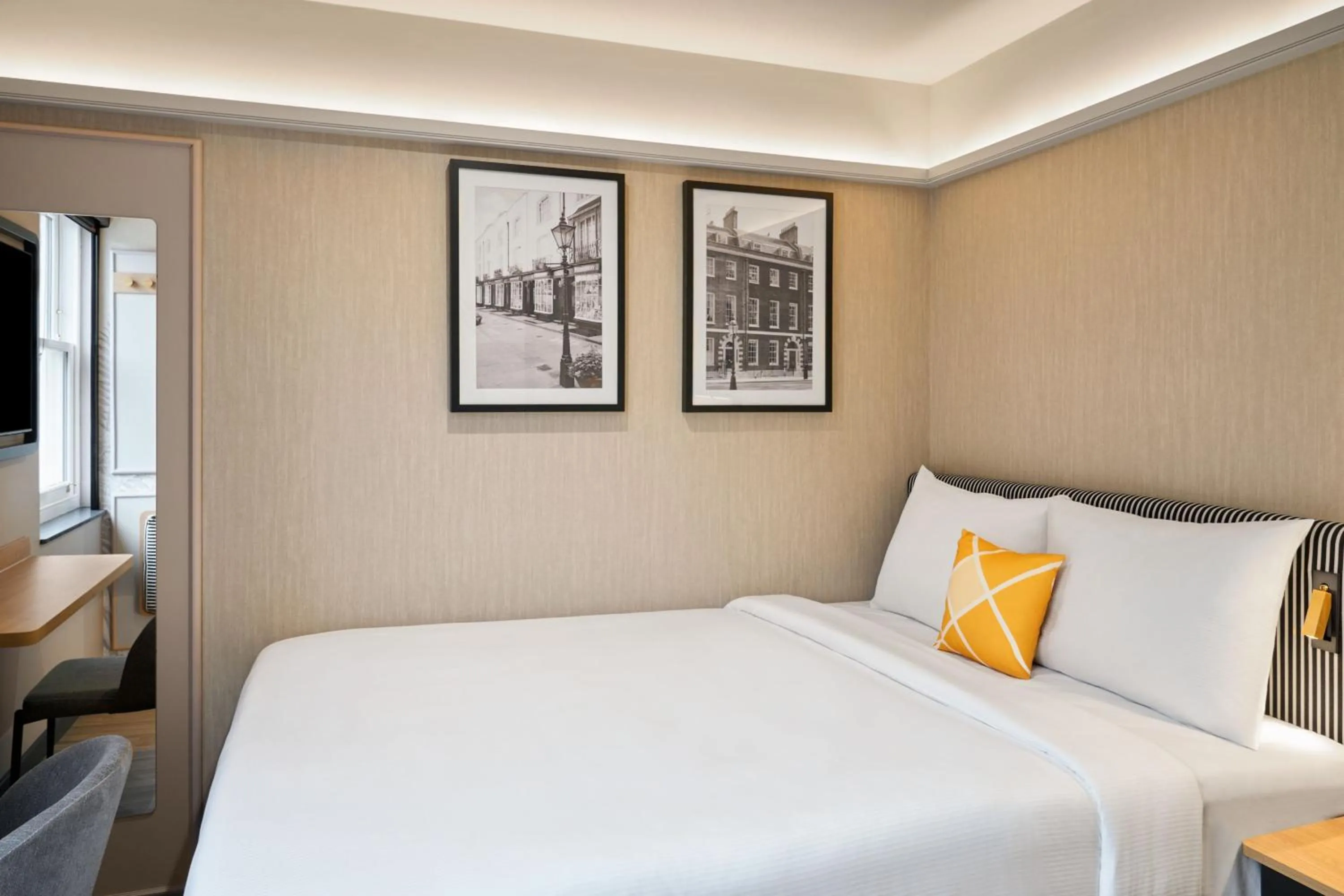 Bedroom, Bed in Four Points Flex by Sheraton London Euston
