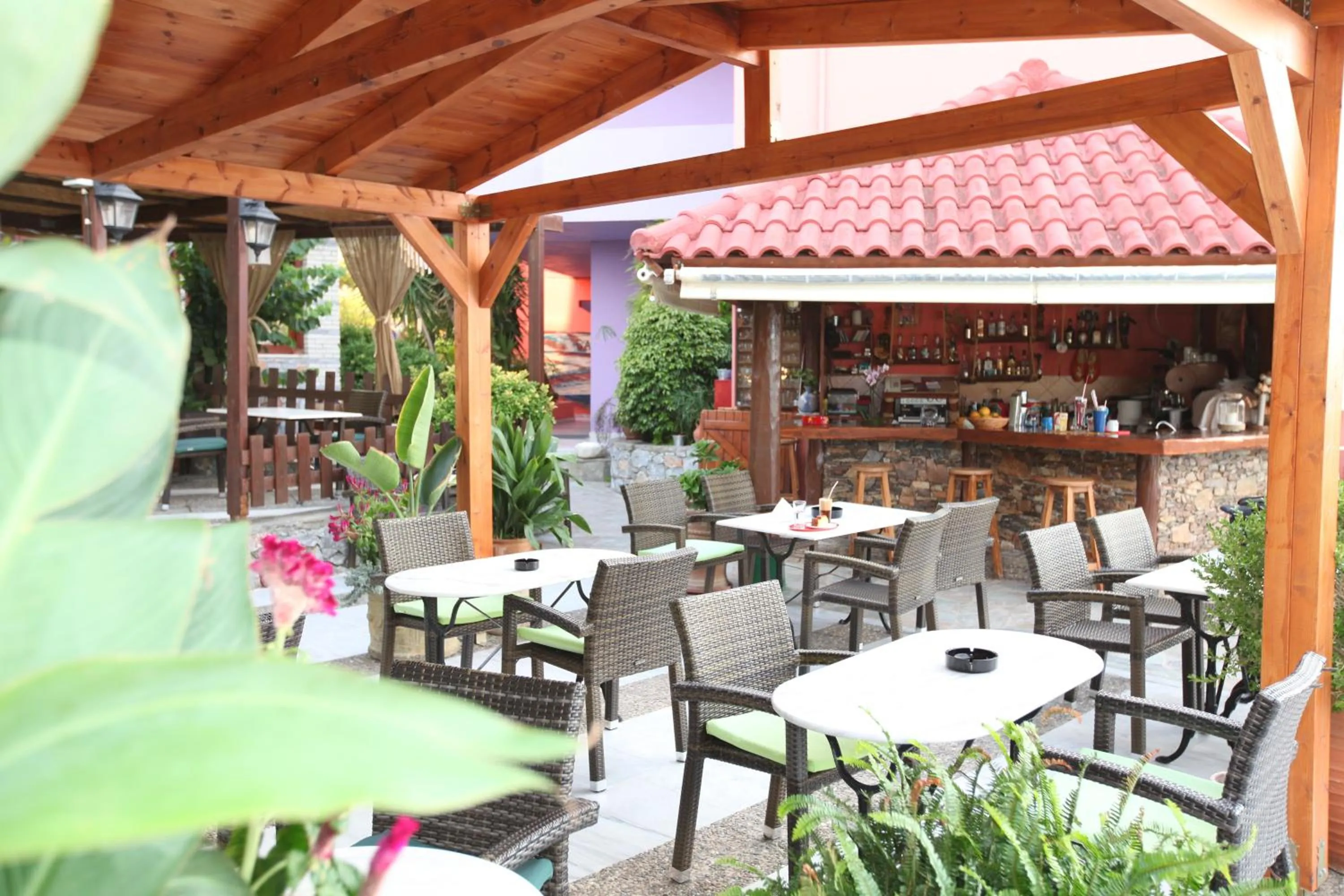 Restaurant/places to eat in Poledas Apartments