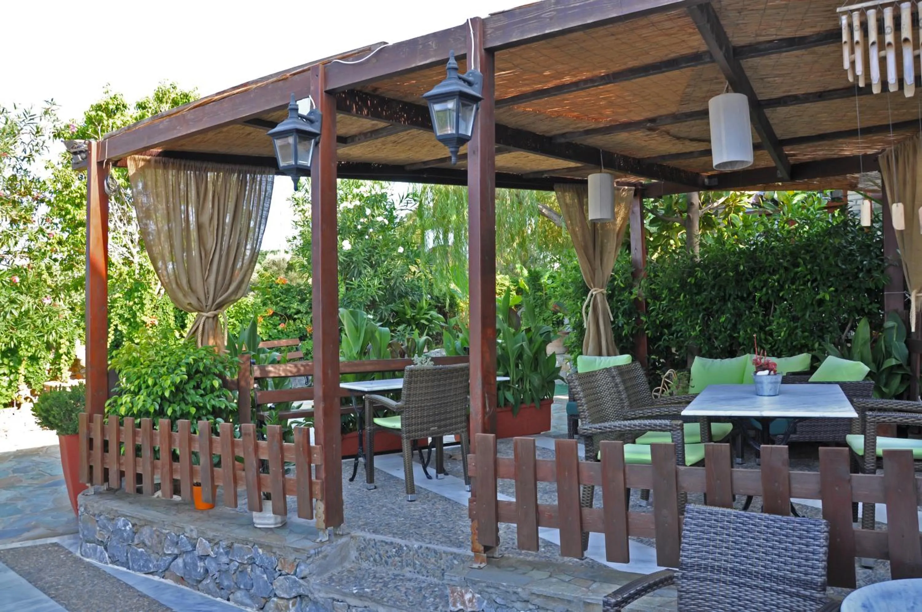 Restaurant/places to eat in Poledas Apartments