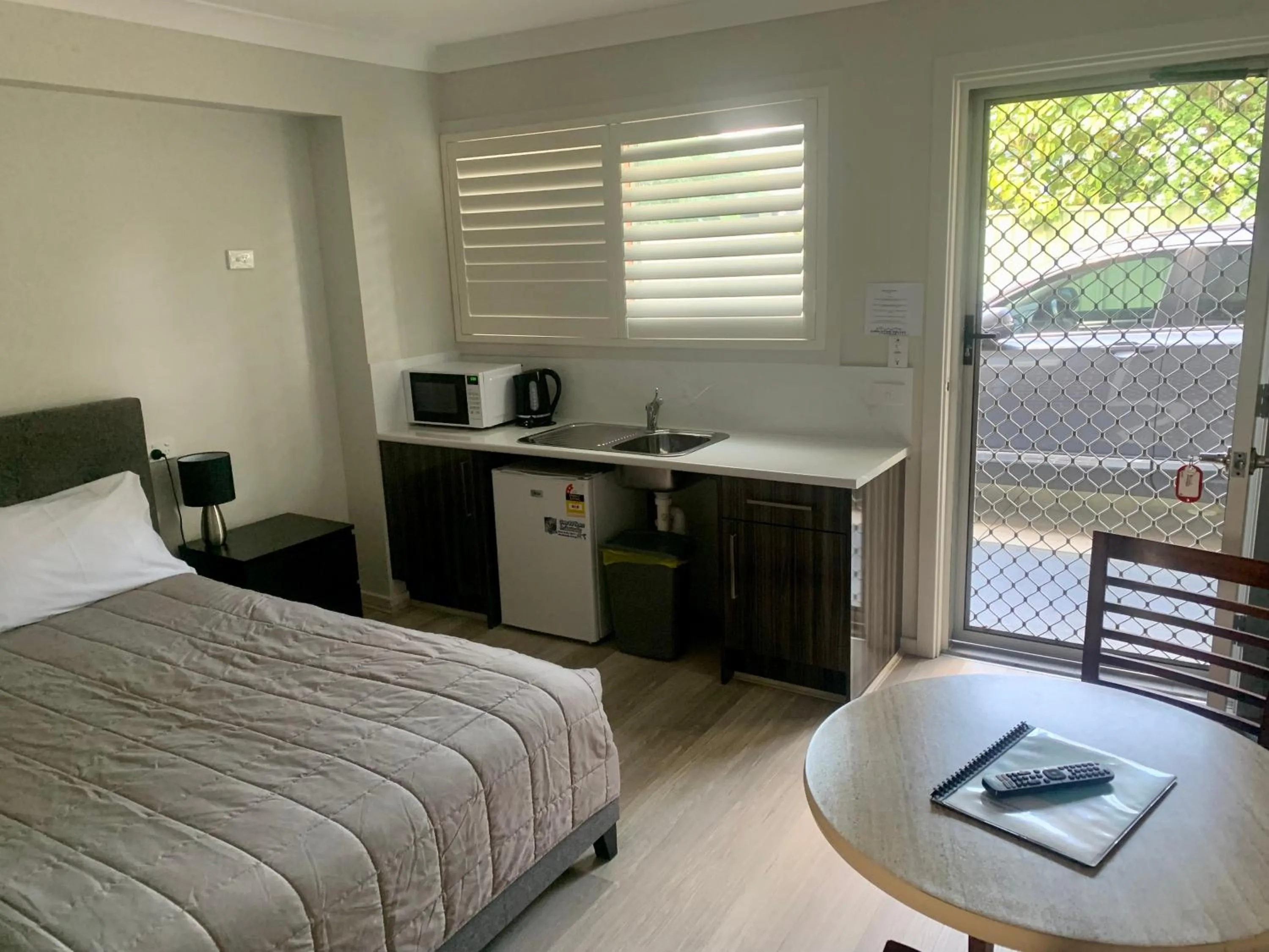 Kitchen or kitchenette, Bed in Singleton Valley Accommodation