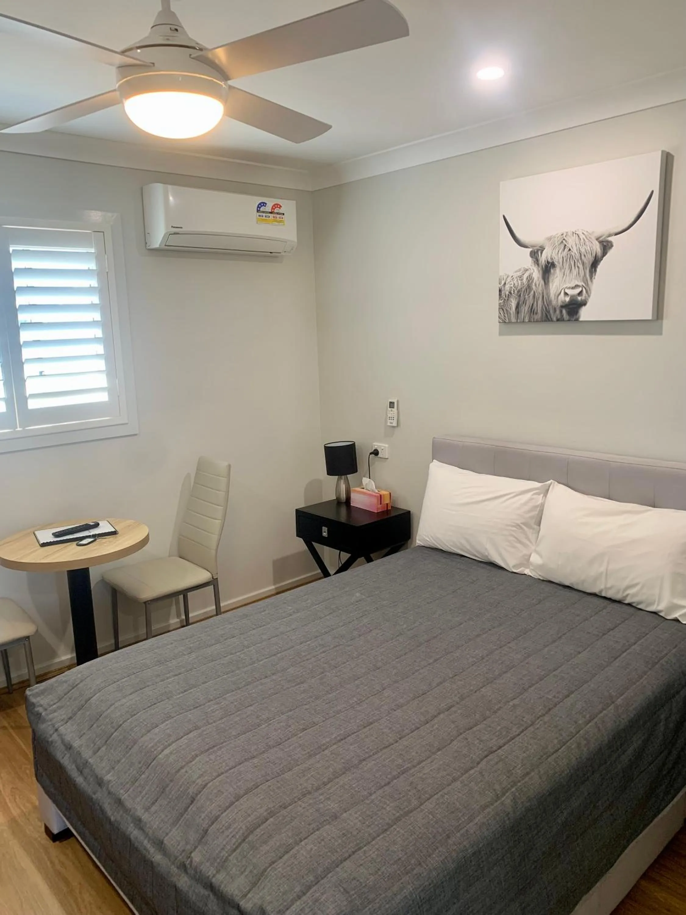 Living room, Bed in Singleton Valley Accommodation