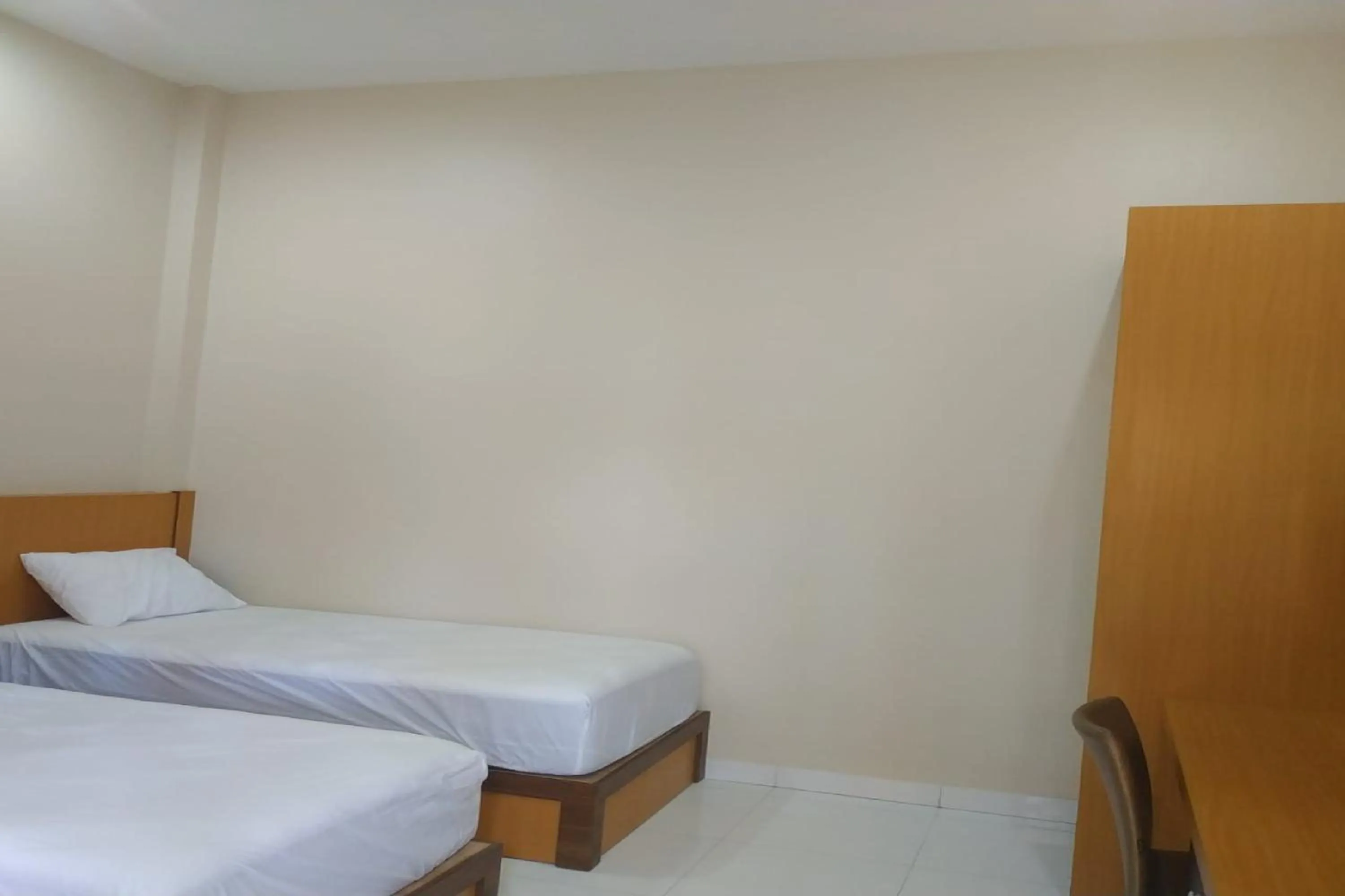 Bedroom, Bed in Nietsa Guest House Palu RedPartner