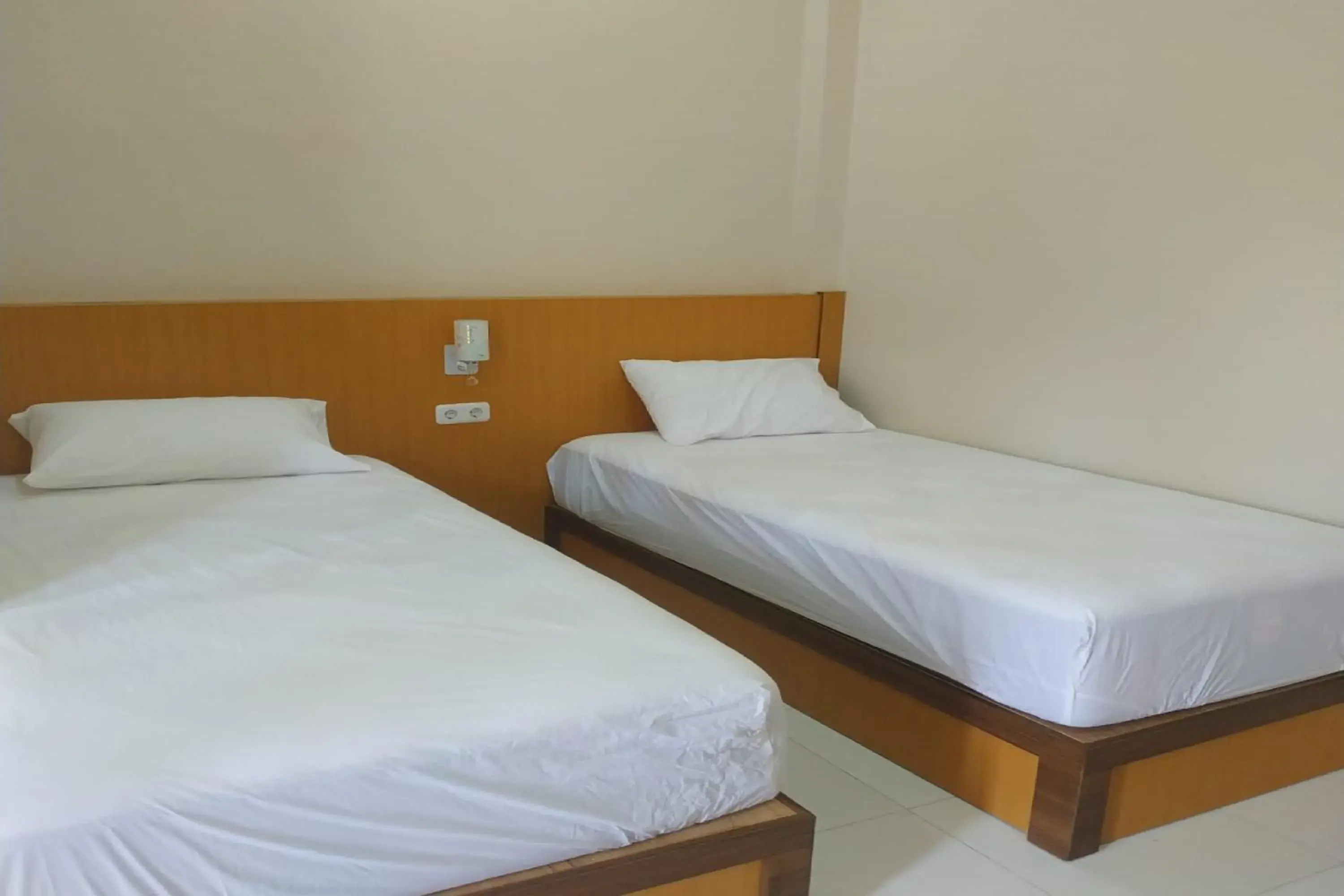 Twin Room in Nietsa Guest House Palu RedPartner Twin Room in Nietsa Guest House Palu RedPartner