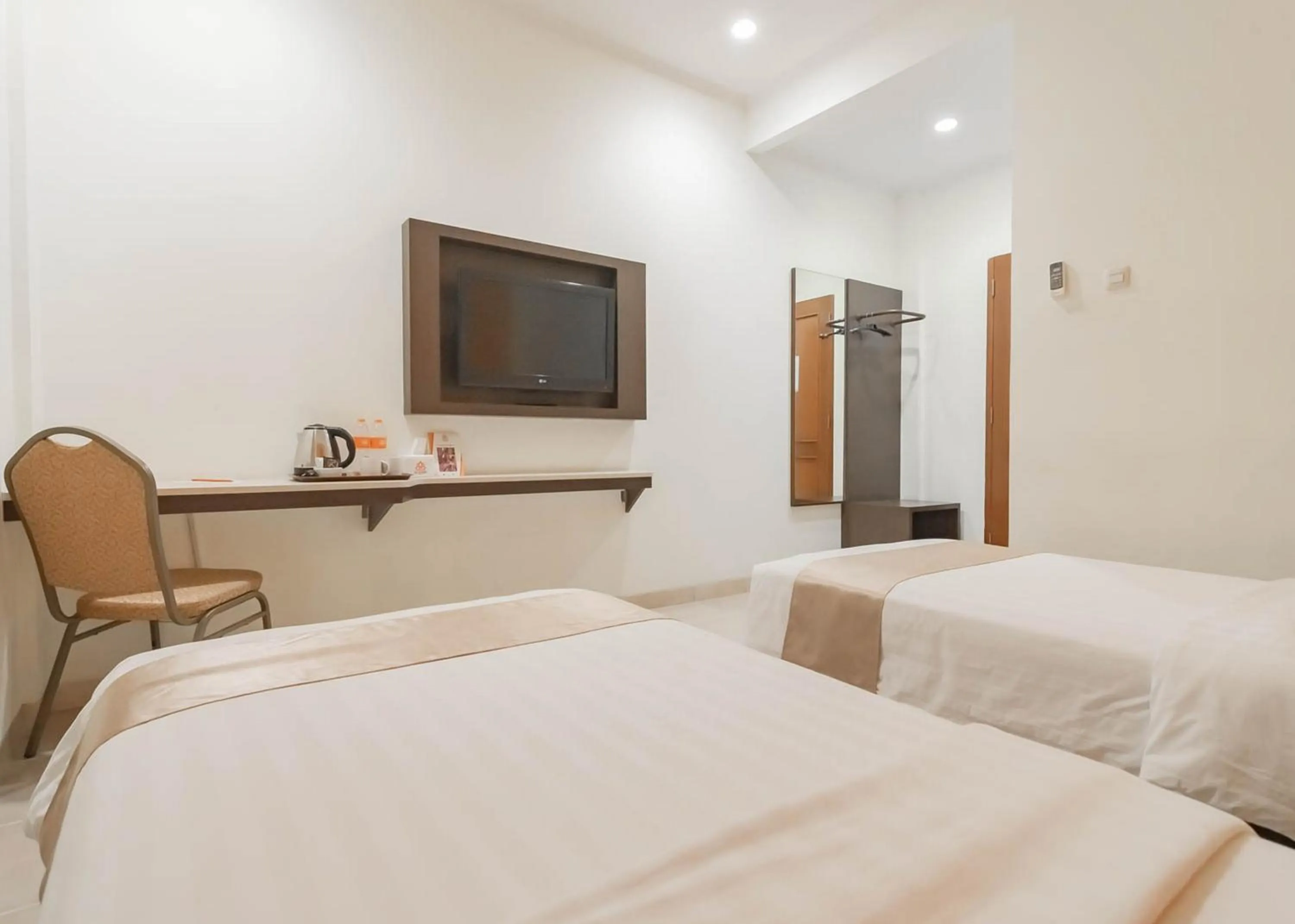 Bedroom, Bed in Nietsa Guest House Palu RedPartner