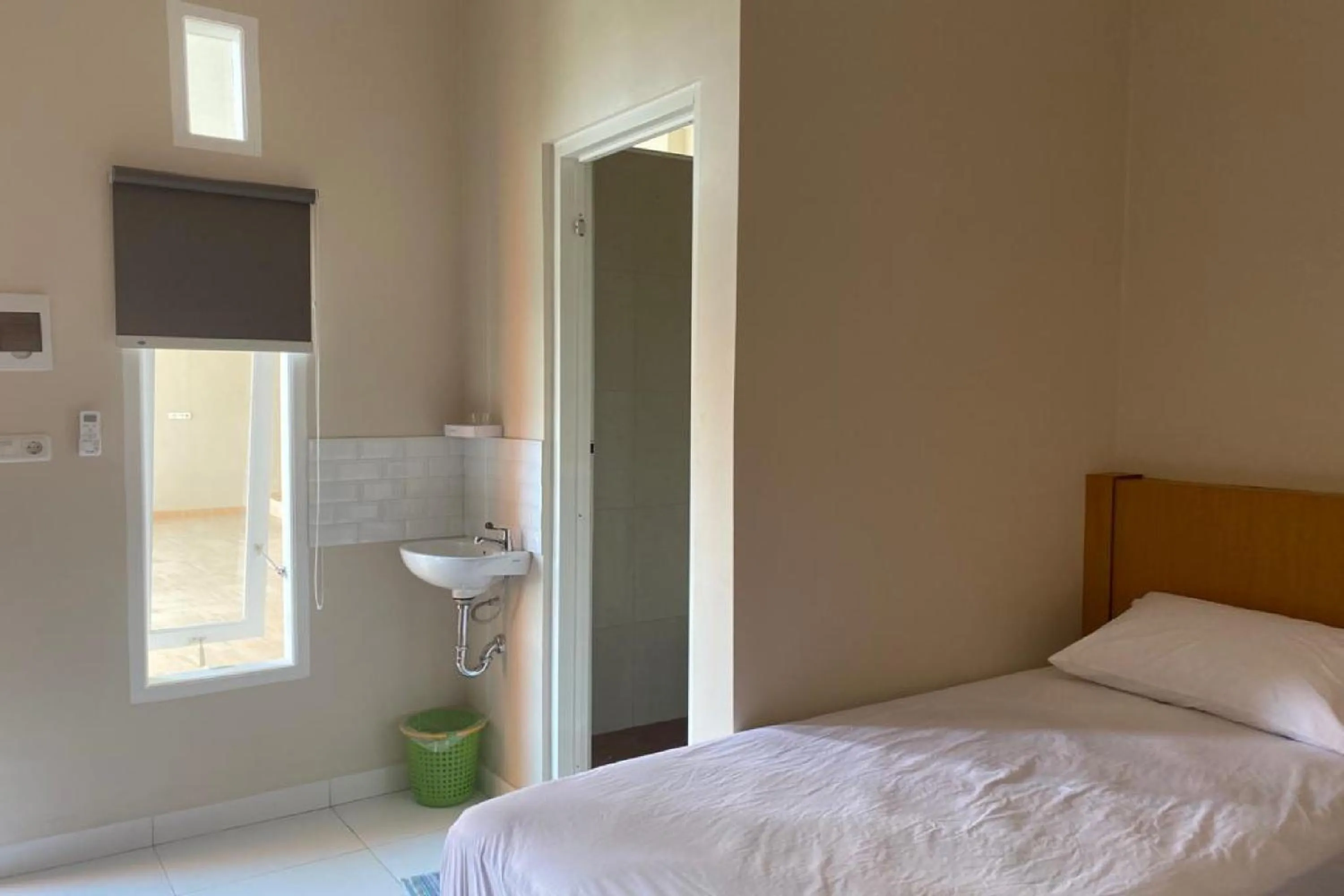 Bedroom, Bed in Nietsa Guest House Palu RedPartner