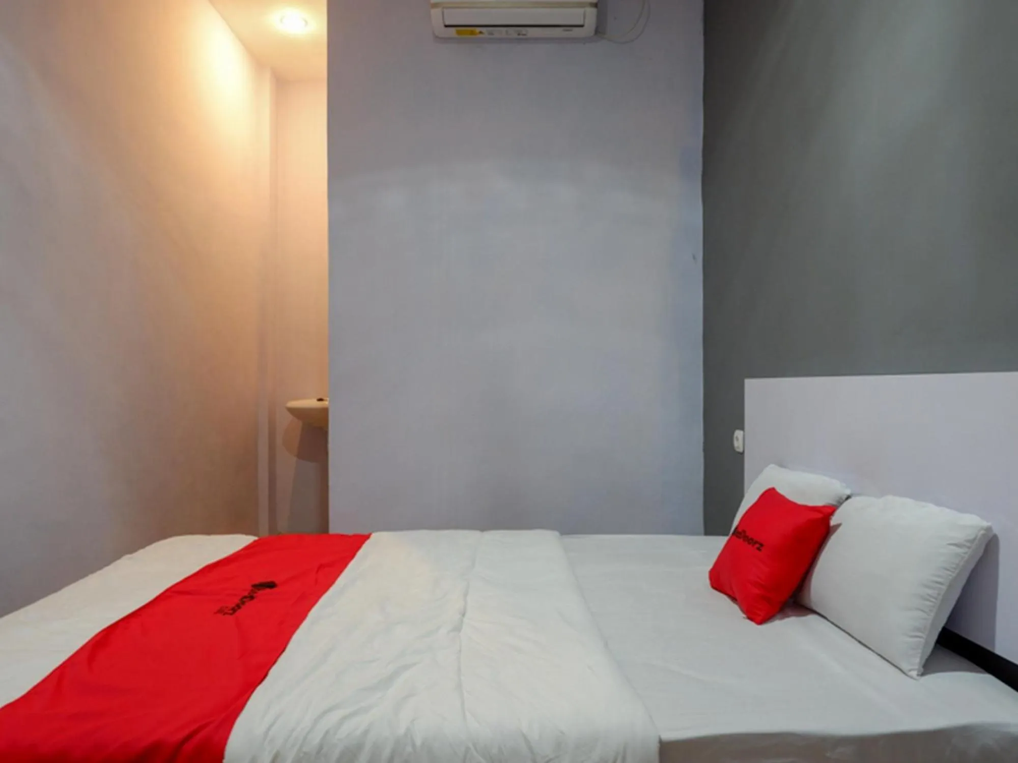 Bed in RedDoorz near Pasar Batang